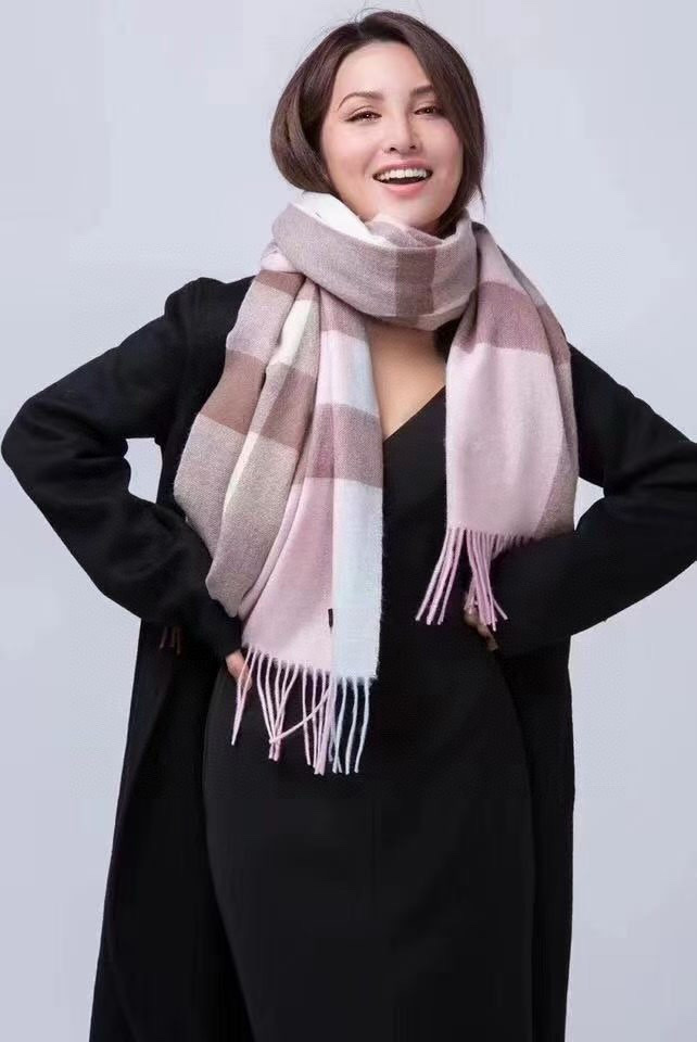 P。burberry。永不过时的万年款，巴宝莉经典【大格披肩】品质手感好到不行！羊毛加羊绒！！高尖端产物