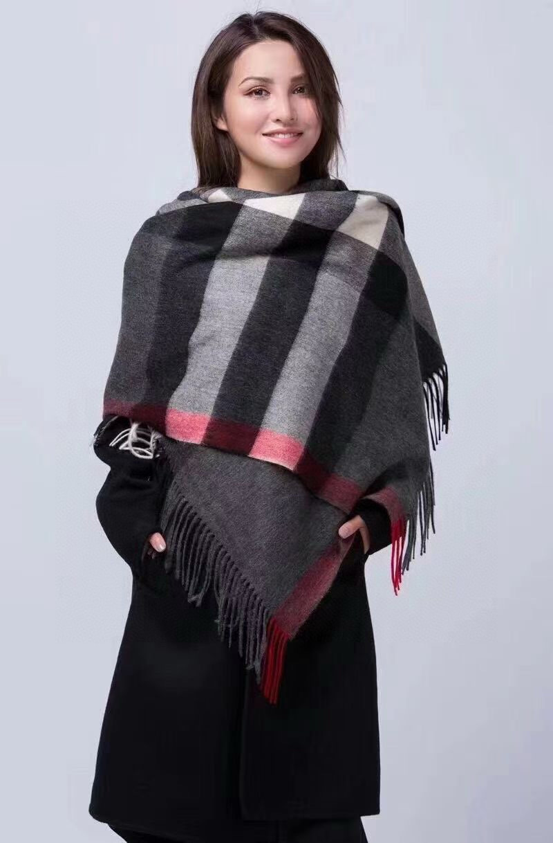 P。burberry。永不过时的万年款，巴宝莉经典【大格披肩】品质手感好到不行！羊毛加羊绒！！高尖端产物