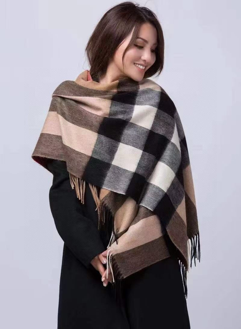 NO:580834,.burberry. A timeless style that lasts forever, Burberry’s classic [Large Check Shawl] is of great quality and feels great!  Wool and cashmere!  !  High-end products!  Absolutely screaming quality!  The top design model from a fashion brand. The classic plaid paired with fashionable color matching is the highlight of this model!  A must-have high-end product for autumn and winter...!  Size 70*200 cm, 320 grams!  The most cost-effective product, it’s beautiful even if you give it to others for personal use!  high version scarf,high version scarf,burberry,burberry,shawls19860909.burberry.永不过时的万年款,巴宝莉经典【大格披肩】品质手感好到不行！羊毛加羊绒！！高尖端产物！绝对令人尖叫的品质！时尚大牌的顶尖设计款..经典格子搭配时尚拼色是此款令人尖叫的亮点！秋冬必备的高端精品..！尺寸70*200厘米,320克！最高性价比产品,送人自用都美美哒！高版本围巾,高版本围巾,burberry,burberry,shawls,scarf