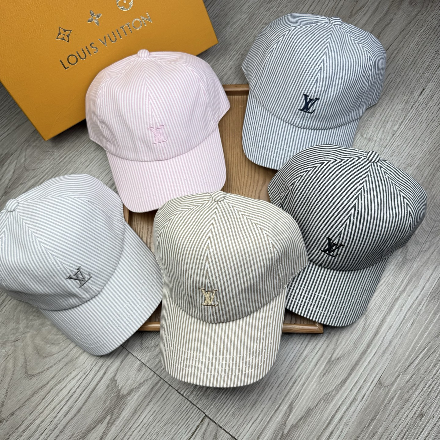 NO:532609,Special offer.L Home. [with dust bag] New baseball cap!  Pure cotton material!  Good breathability!  A must-have item for sun protection in spring!  Atmospheric color!  The style is novel and unique and easy to match with clothes!  Strong practicality and high-end quality!  It’s a good match~ It’s really good to watch!  !  Hat fisherman hat baseball hat knit hat, hat, louis vuitton, espadrilles,hats19860909特价.L家.【配防尘袋】新品棒球帽！材质纯棉！透气性好！春天挡风,夏天防晒必备单品！颜色大气！款式新颖别致好搭配衣服！实用性强,高端品质！随心搭配～真的敲好看！！帽子渔夫帽棒球帽针织帽,帽子,louis vuitton,espadrilles,hats,hat