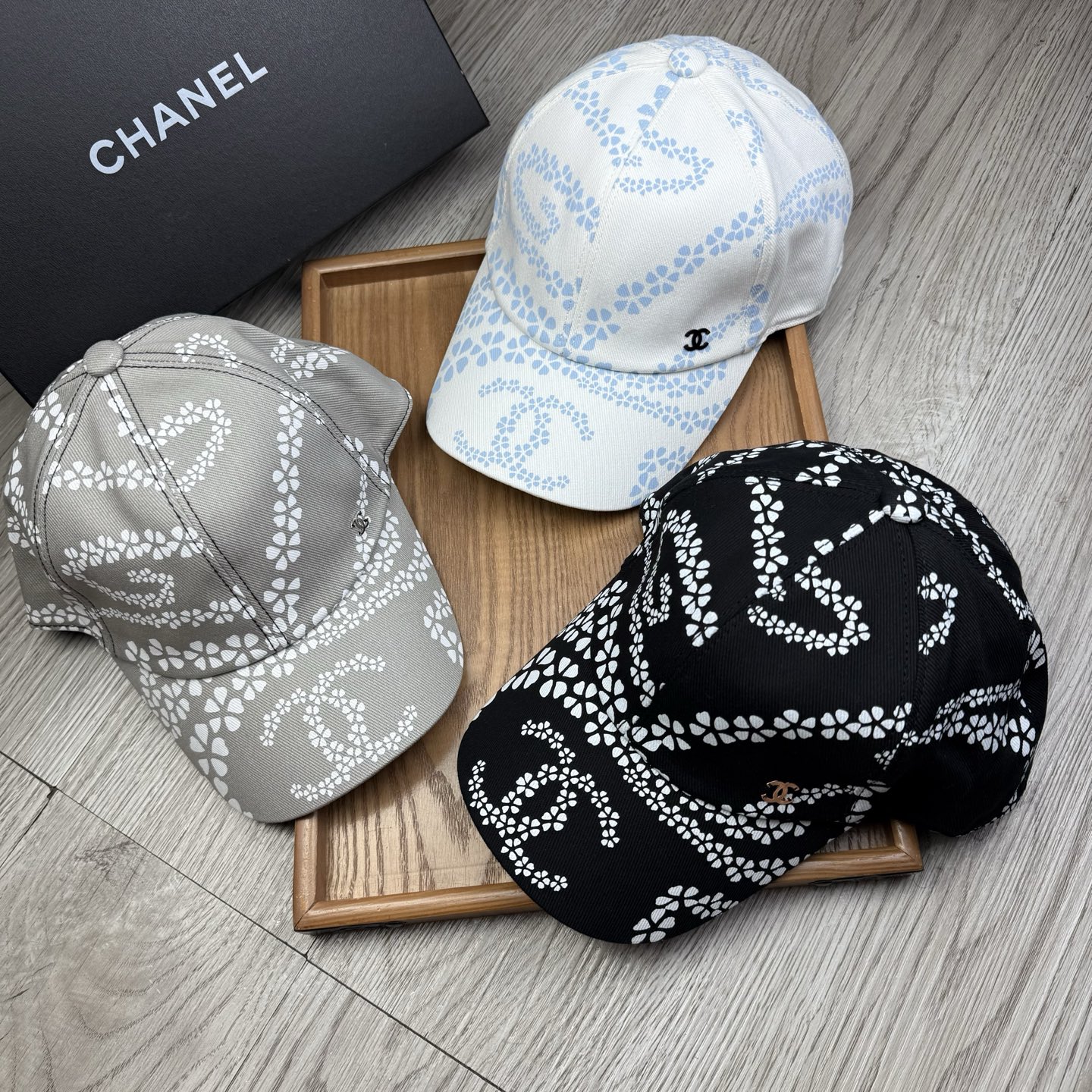 NO:532615,Special offer.C home.Chanel 2025 new product with diamond base cap!  It continues Chanel's usual simple and simple style, restrained and implicit but full of enthusiasm!  Authentic mold opening, very versatile, universal for both men and women!  Dear ones, please see the details!  The car line is neat!  High temperature printing!  Breathable and comfortable inner!  The color matching is simple and elegant!  !  Hat fisherman hat baseball hat knit hat, hat, chanel, chanel, espadrilles, hats19860909特价.C家.Chanel 2025新品带钻鸭舌帽！延续了chanel一贯的素雅简约的风格,内敛含蓄却又热情洋溢！正品开模、非常百搭、男女通用！亲们可以看细节！车线整齐！高温印花！透气舒适内里！颜色搭配简约大方！！帽子渔夫帽棒球帽针织帽,帽子,chanel,chanel,espadrilles,hats,hat