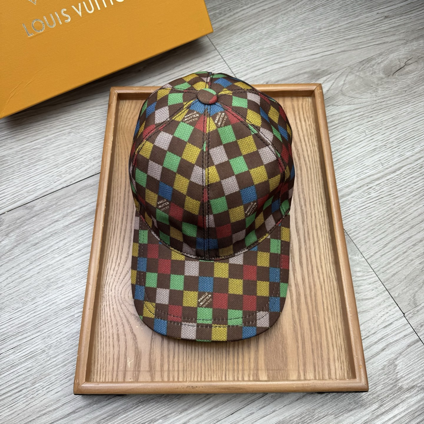 NO:532632,.L Home. Edge-covered colorful checkerboard [Super A quality] latest model!  Fashion trend, high-end workmanship!  Every hat is made with care!  Oxford material!  First layer of cowhide!  It is equipped with a box, dust bag, extraordinary quality, and details are also very important. Leather cap nails, leather adjustment belt!  Hat fisherman hat baseball hat knit hat, hat, louis vuitton, espadrilles, cowhide, hats19860909.L家.包边七彩棋盘格【超A品质】最新款！时尚潮流,高端做工！每一个帽子都是用心之作！牛津材质！头层牛皮！配盒子、防尘袋、非一般的品质,细节也很重要.真皮帽钉,真皮调节带！帽子渔夫帽棒球帽针织帽,帽子,louis vuitton,espadrilles,cowhide,hats,hat