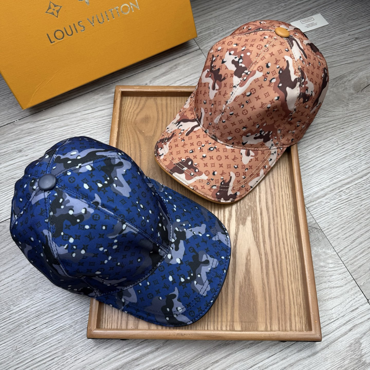 NO:532573,.L Home.【Super A Quality】Latest Model!  Fashion trend, high-end workmanship!  Every hat is made with care!  Oxford material!  First layer of cowhide!  It is equipped with a box, dust bag, extraordinary quality, and details are also very important. Leather cap nails, leather adjustment belt!  Hat fisherman hat baseball hat knit hat, hat, louis vuitton, espadrilles, cowhide, hats19860909.L家.【超A品质】最新款！时尚潮流,高端做工！每一个帽子都是用心之作！牛津材质！头层牛皮！配盒子、防尘袋、非一般的品质,细节也很重要.真皮帽钉,真皮调节带！帽子渔夫帽棒球帽针织帽,帽子,louis vuitton,espadrilles,cowhide,hats,hat