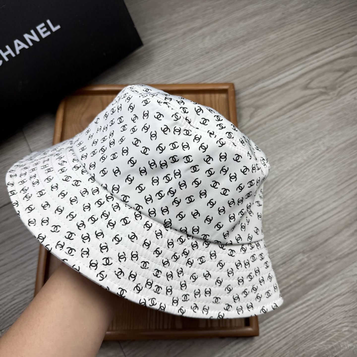 。C家。香香渔夫帽！真的是经典中的NO.1，绝美的颜色非常好搭配，不管是酷飒的风格还是温婉的长裙都非常合