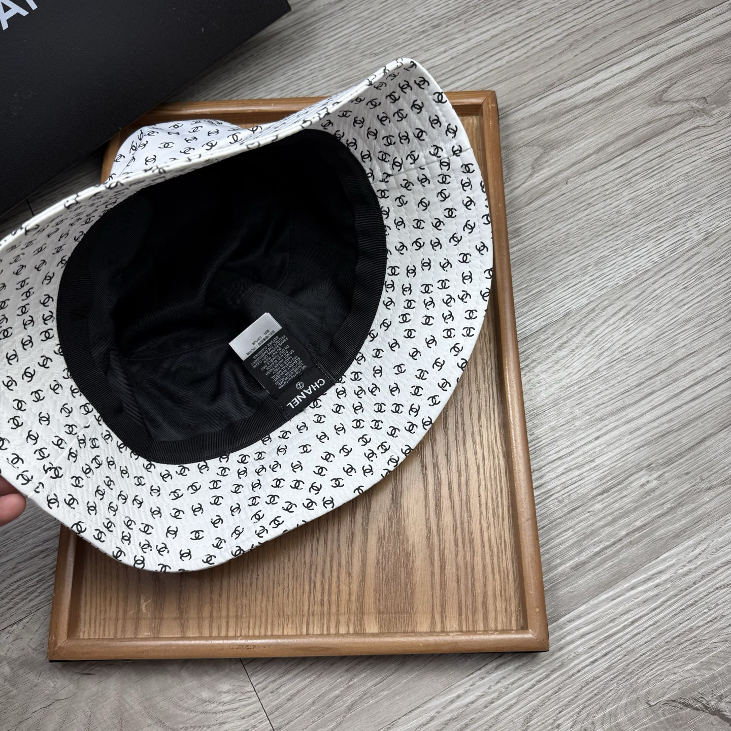 。C家。香香渔夫帽！真的是经典中的NO.1，绝美的颜色非常好搭配，不管是酷飒的风格还是温婉的长裙都非常合