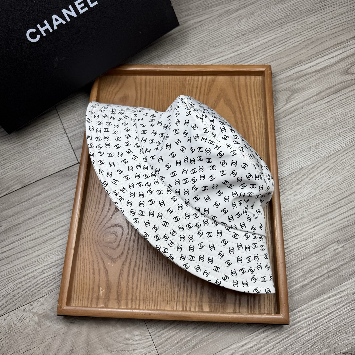 。C家。香香渔夫帽！真的是经典中的NO.1，绝美的颜色非常好搭配，不管是酷飒的风格还是温婉的长裙都非常合