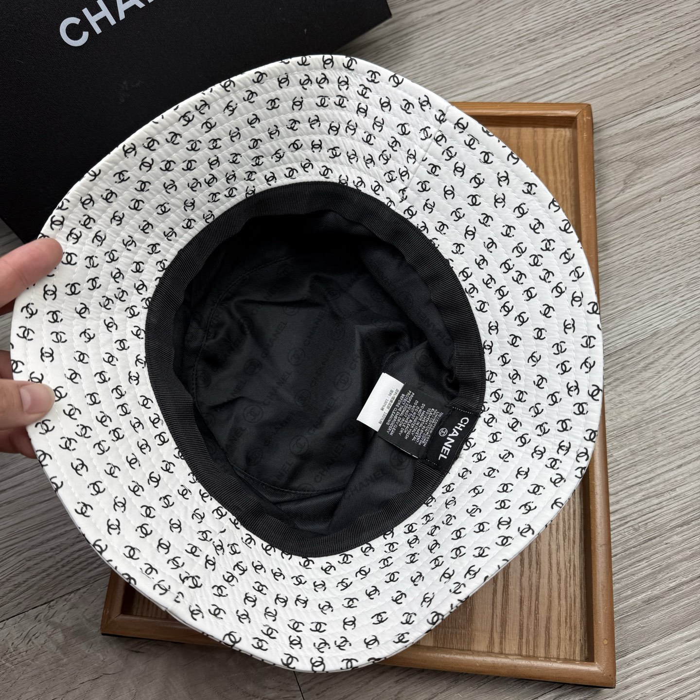 。C家。香香渔夫帽！真的是经典中的NO.1，绝美的颜色非常好搭配，不管是酷飒的风格还是温婉的长裙都非常合