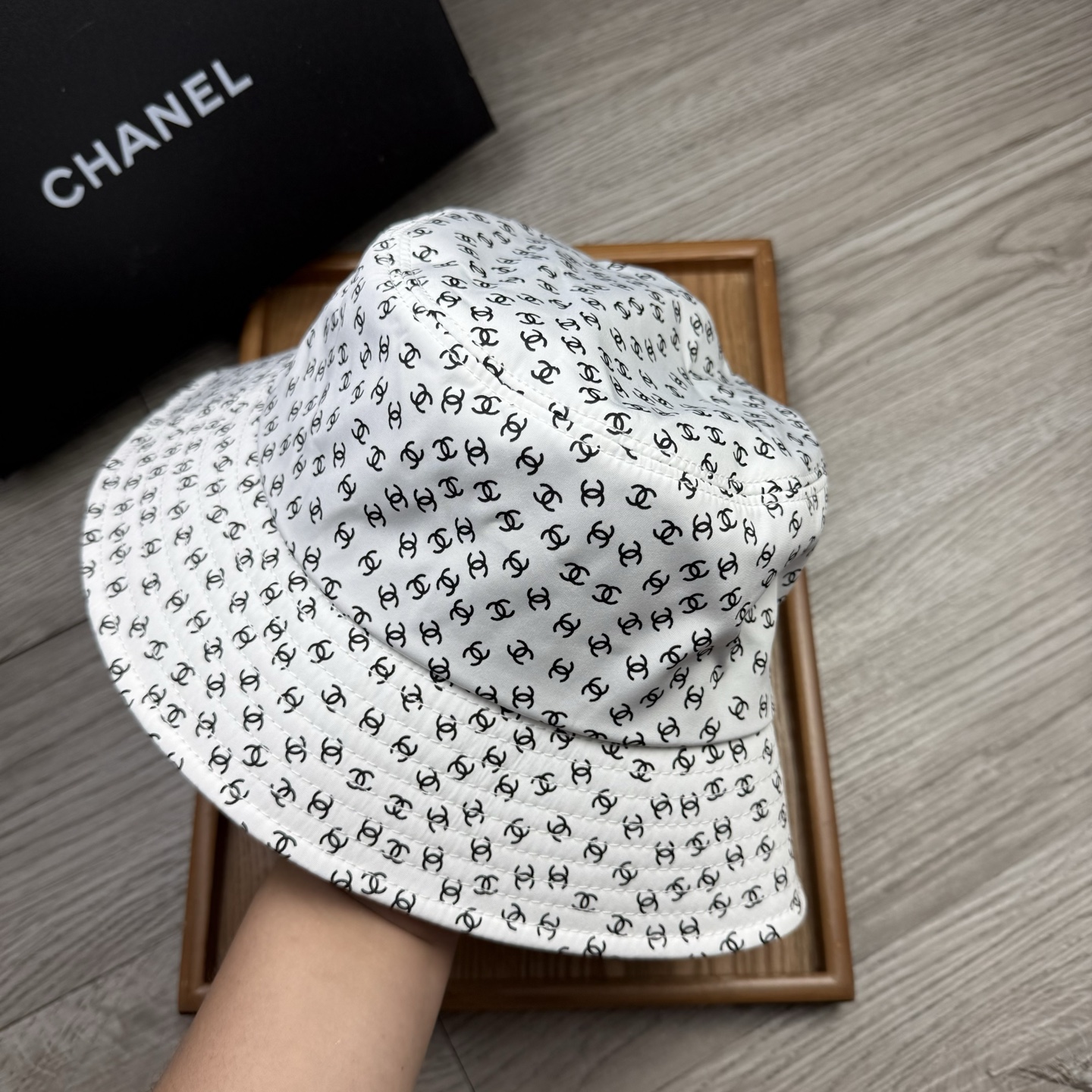 。C家。香香渔夫帽！真的是经典中的NO.1，绝美的颜色非常好搭配，不管是酷飒的风格还是温婉的长裙都非常合