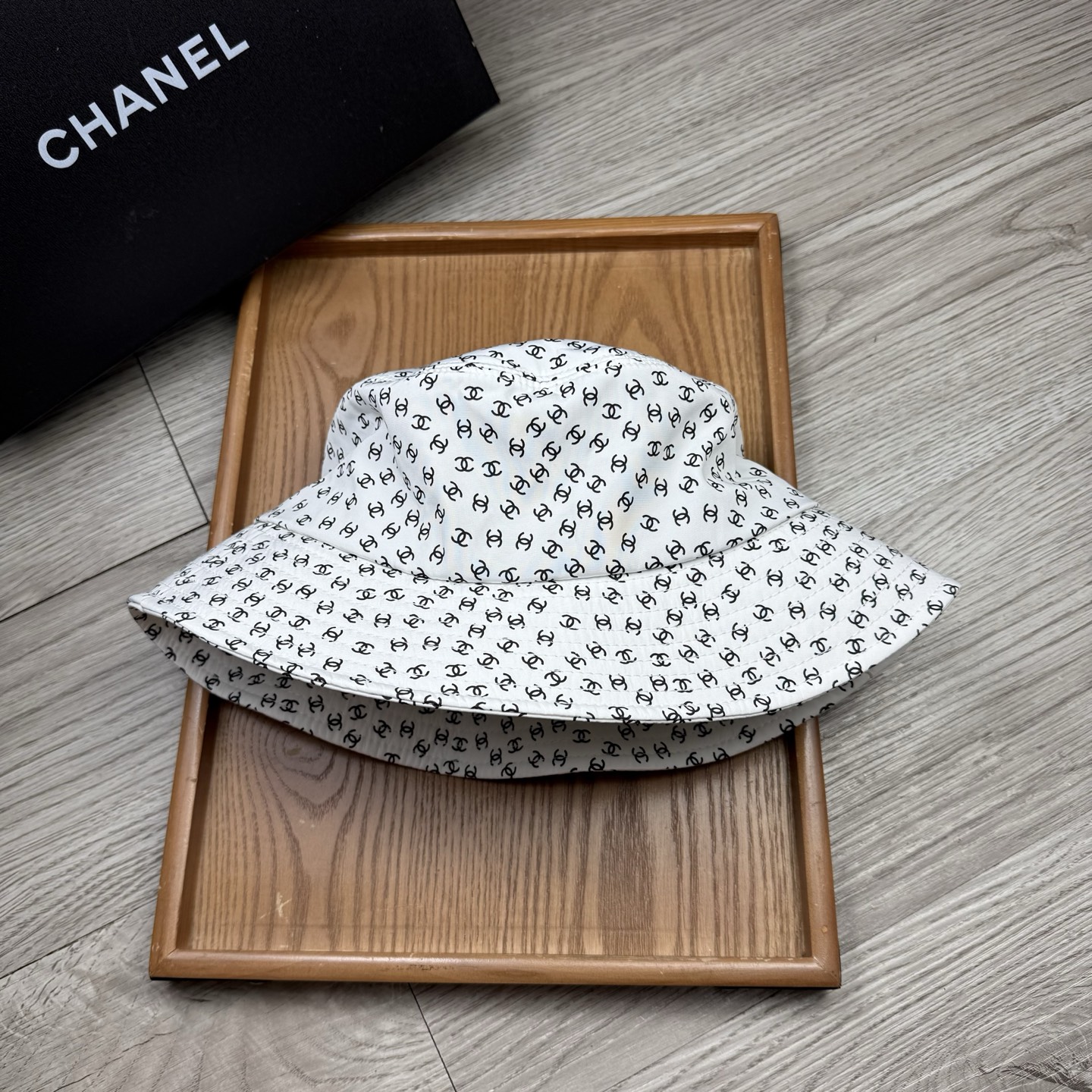 。C家。香香渔夫帽！真的是经典中的NO.1，绝美的颜色非常好搭配，不管是酷飒的风格还是温婉的长裙都非常合