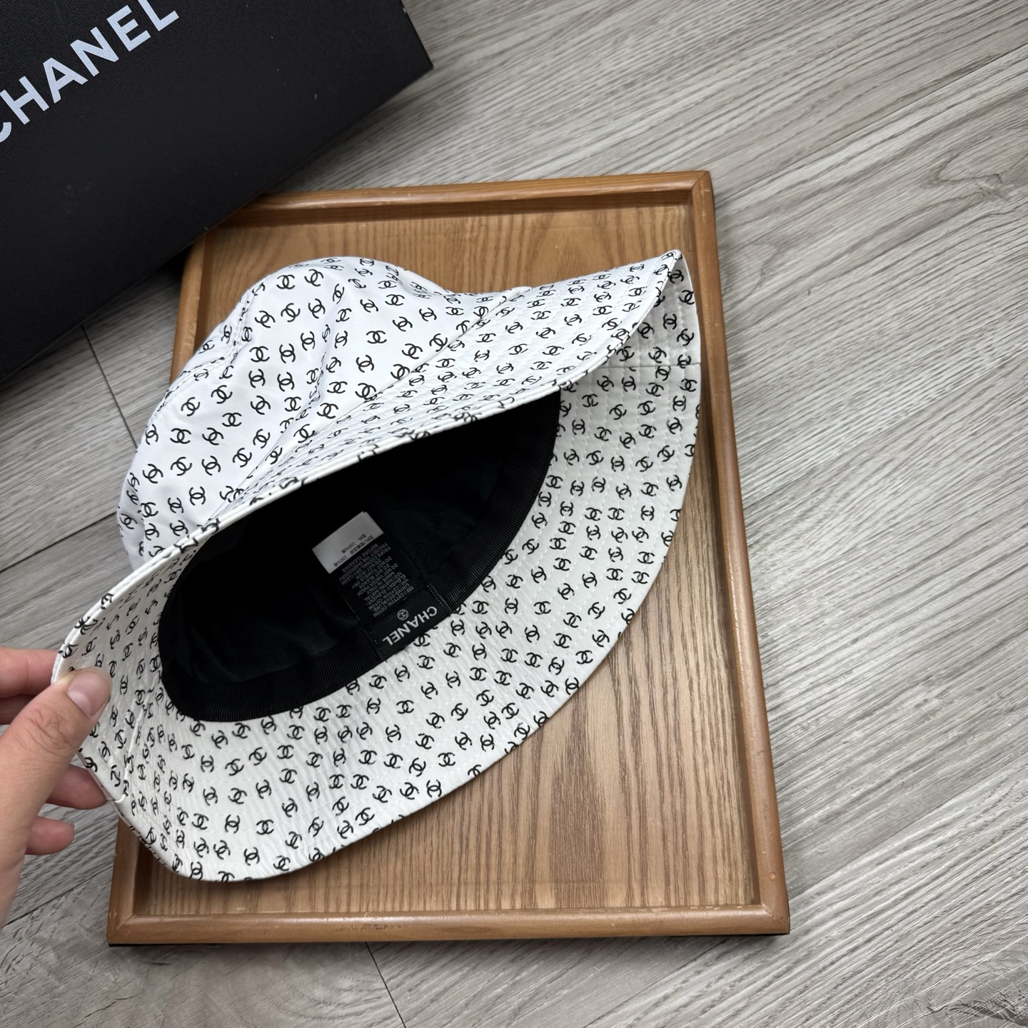 。C家。香香渔夫帽！真的是经典中的NO.1，绝美的颜色非常好搭配，不管是酷飒的风格还是温婉的长裙都非常合