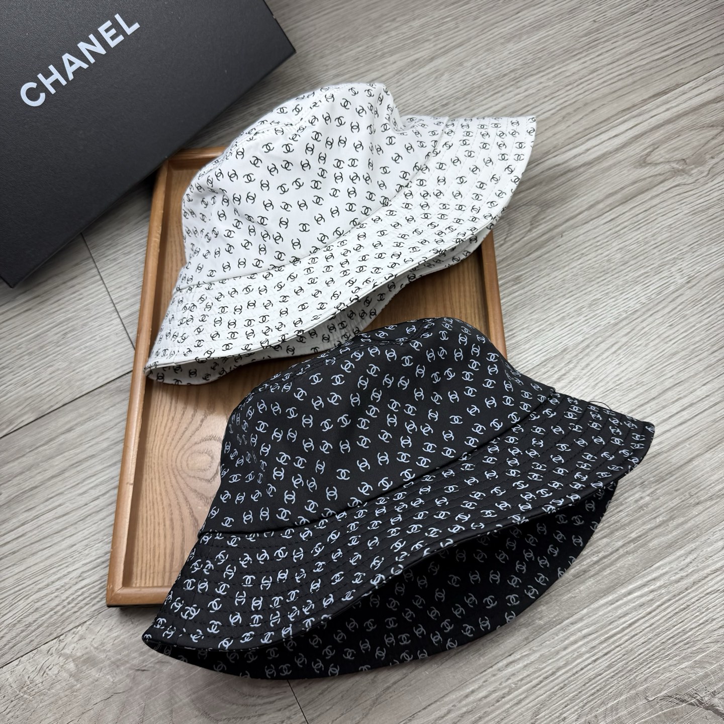 。C家。香香渔夫帽！真的是经典中的NO.1，绝美的颜色非常好搭配，不管是酷飒的风格还是温婉的长裙都非常合