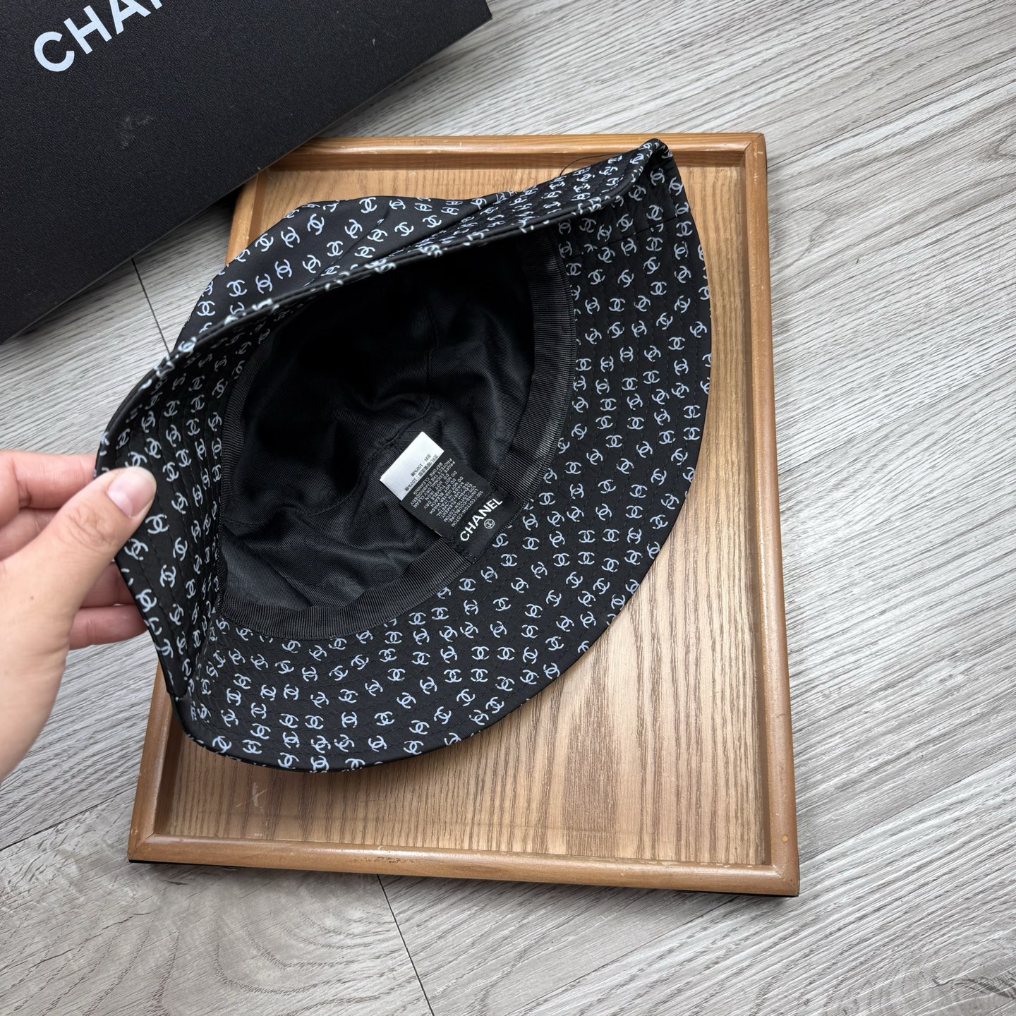 。C家。香香渔夫帽！真的是经典中的NO.1，绝美的颜色非常好搭配，不管是酷飒的风格还是温婉的长裙都非常合