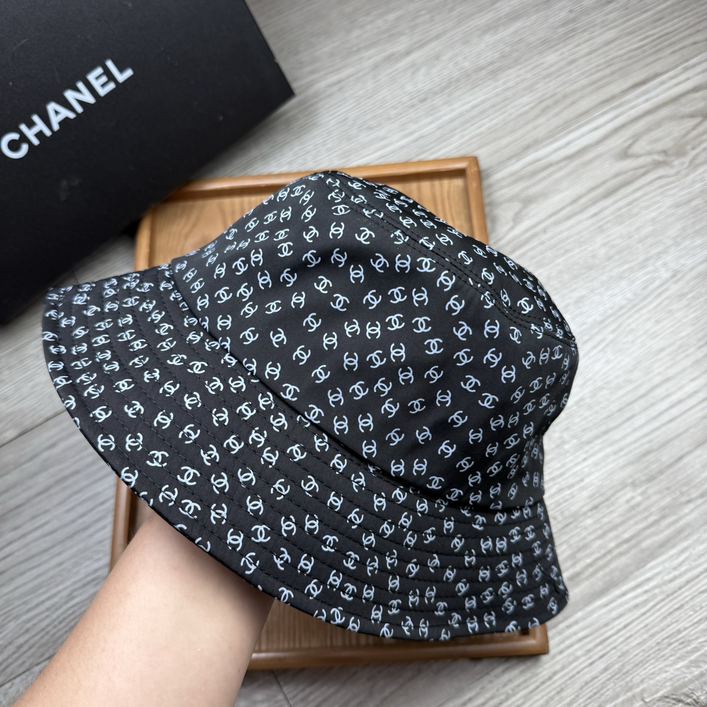 。C家。香香渔夫帽！真的是经典中的NO.1，绝美的颜色非常好搭配，不管是酷飒的风格还是温婉的长裙都非常合