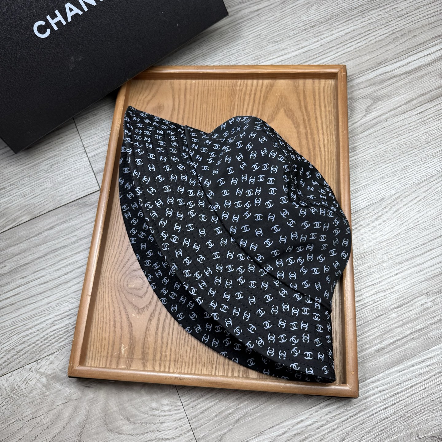 。C家。香香渔夫帽！真的是经典中的NO.1，绝美的颜色非常好搭配，不管是酷飒的风格还是温婉的长裙都非常合