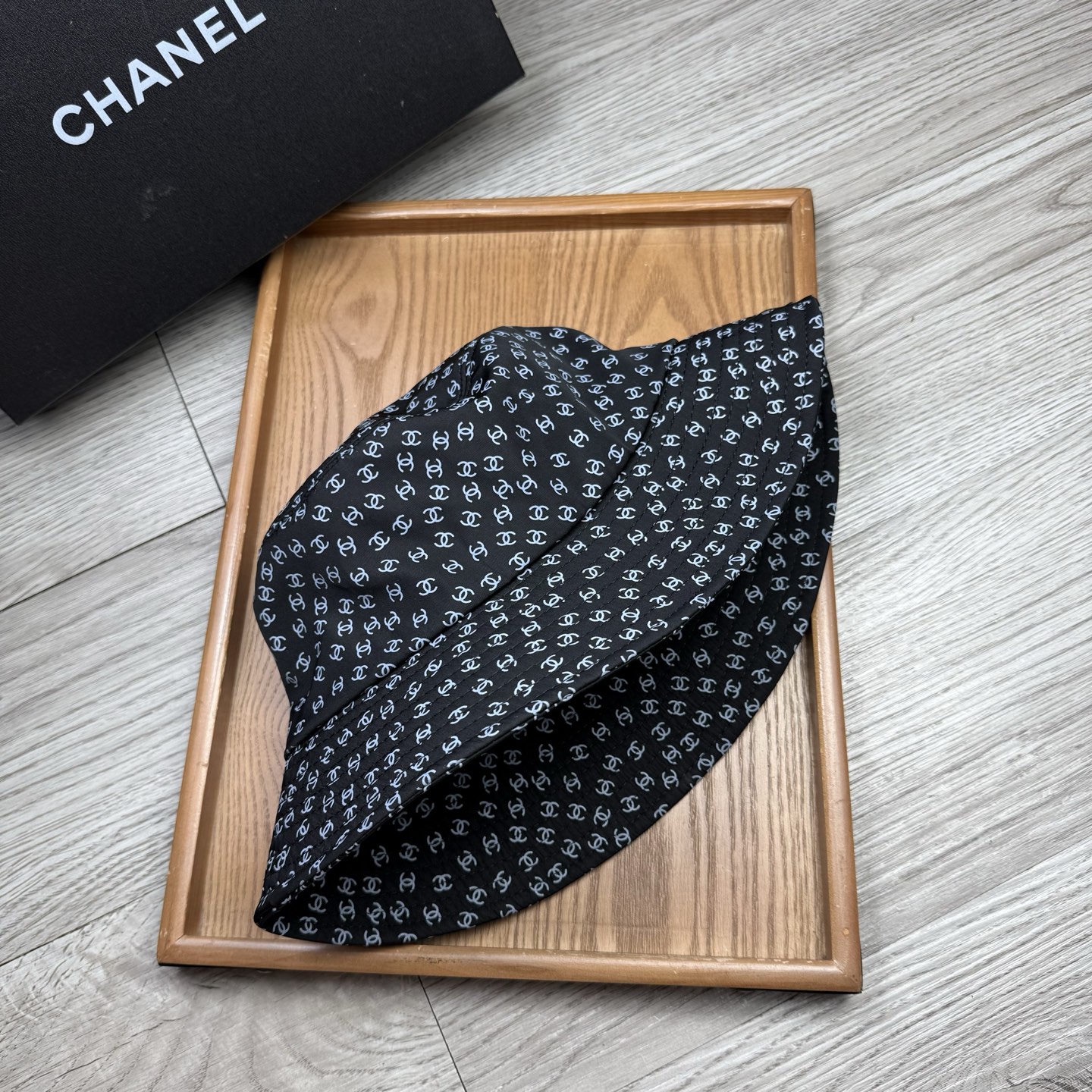 。C家。香香渔夫帽！真的是经典中的NO.1，绝美的颜色非常好搭配，不管是酷飒的风格还是温婉的长裙都非常合