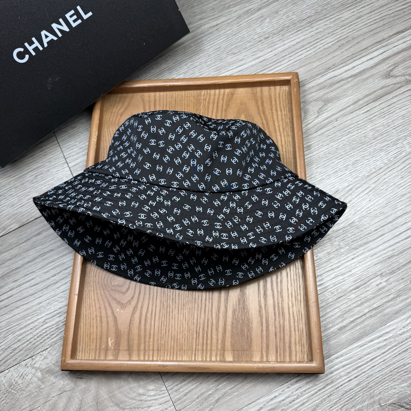 。C家。香香渔夫帽！真的是经典中的NO.1，绝美的颜色非常好搭配，不管是酷飒的风格还是温婉的长裙都非常合