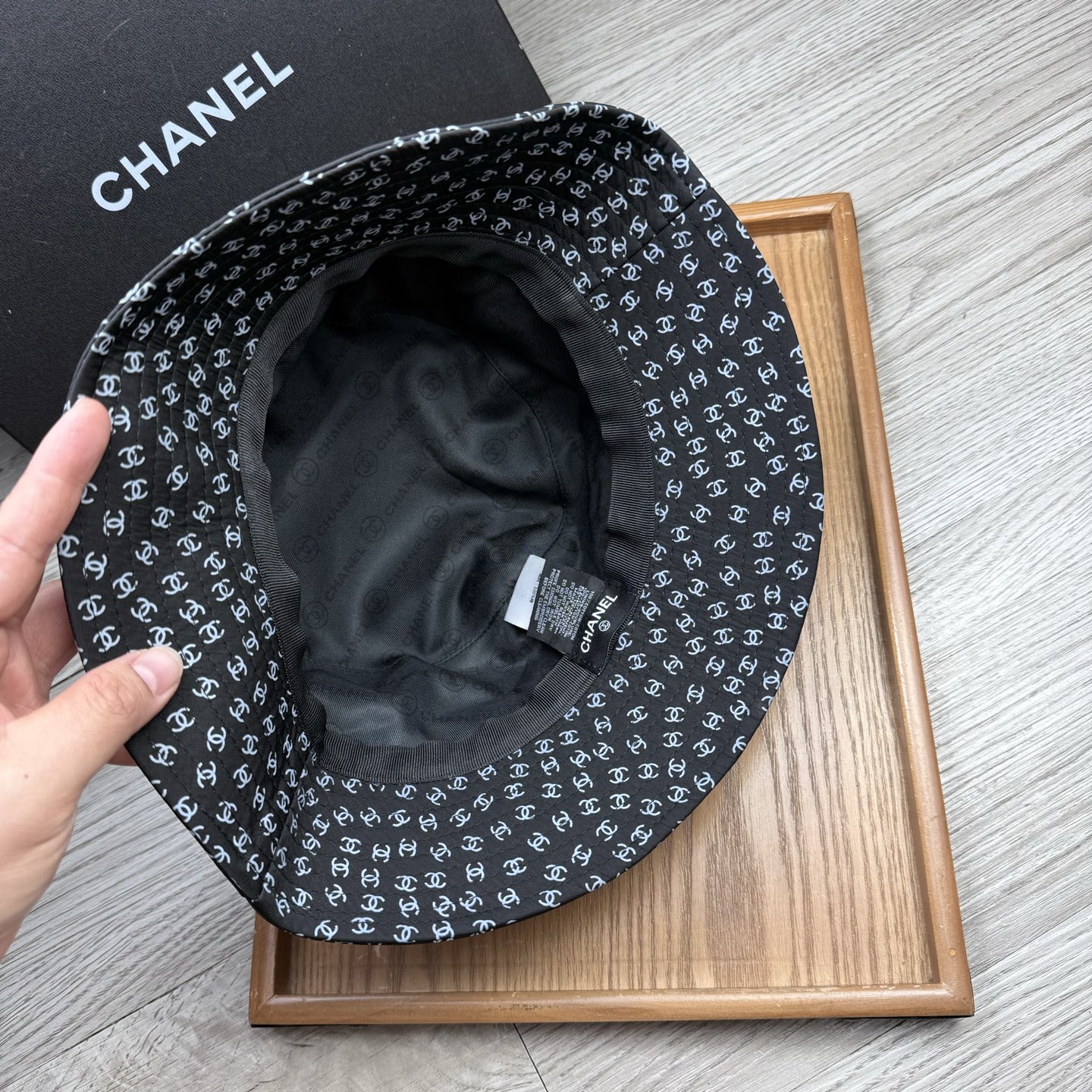 。C家。香香渔夫帽！真的是经典中的NO.1，绝美的颜色非常好搭配，不管是酷飒的风格还是温婉的长裙都非常合