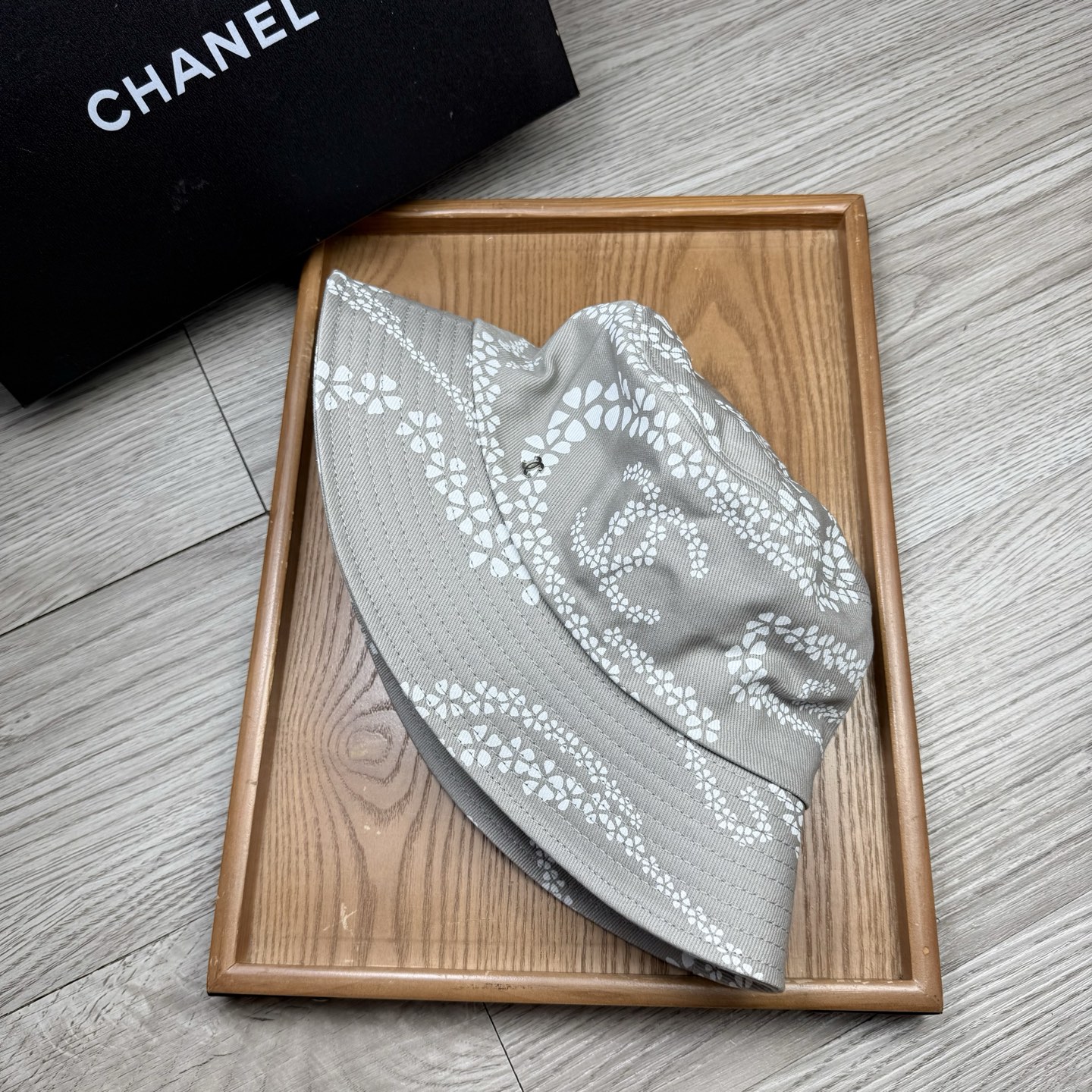 。C家。香香渔夫帽！真的是经典中的NO.1，绝美的颜色非常好搭配，不管是酷飒的风格还是温婉的长裙都非常合