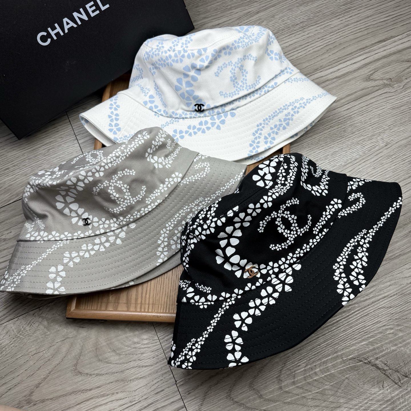 。C家。香香渔夫帽！真的是经典中的NO.1，绝美的颜色非常好搭配，不管是酷飒的风格还是温婉的长裙都非常合