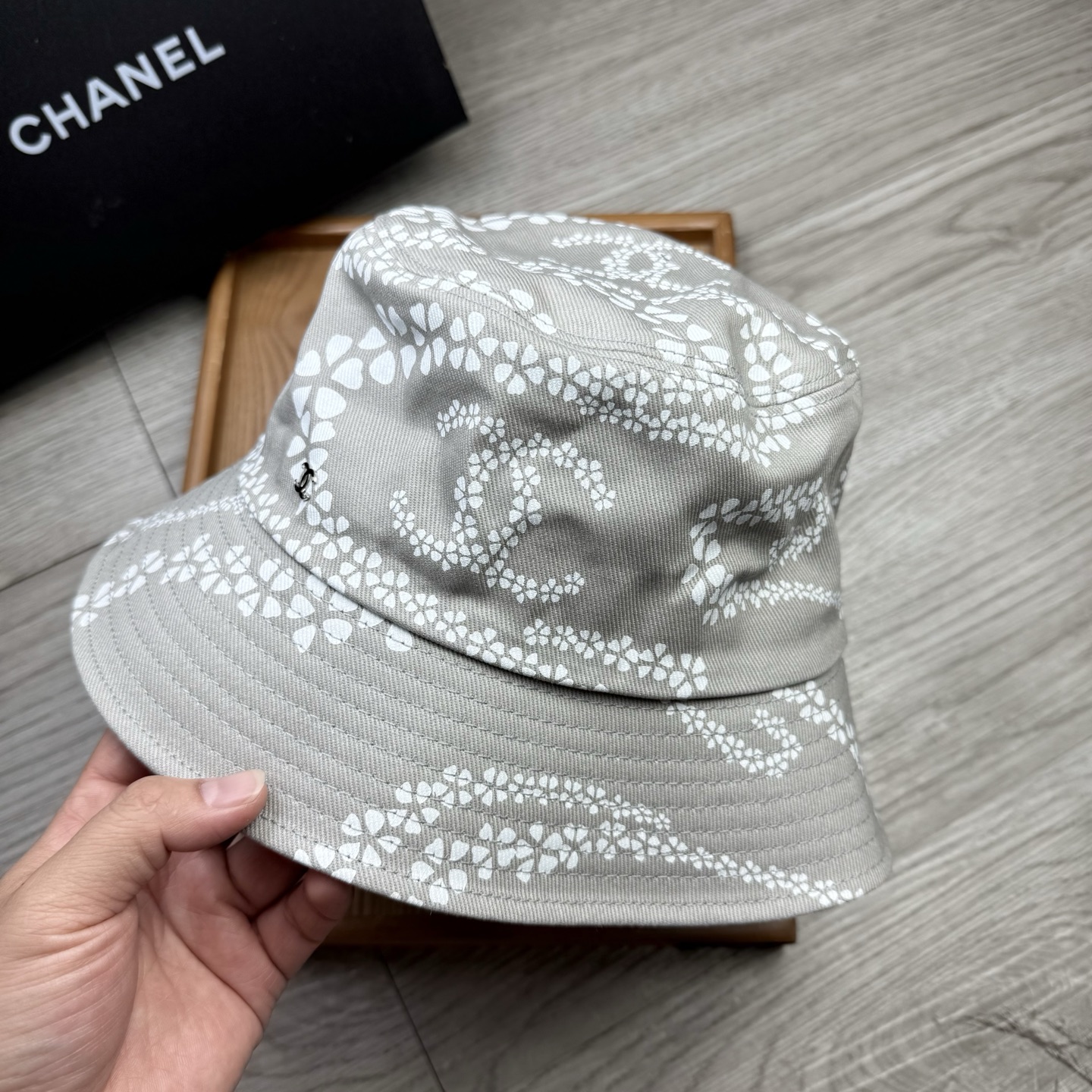 。C家。香香渔夫帽！真的是经典中的NO.1，绝美的颜色非常好搭配，不管是酷飒的风格还是温婉的长裙都非常合