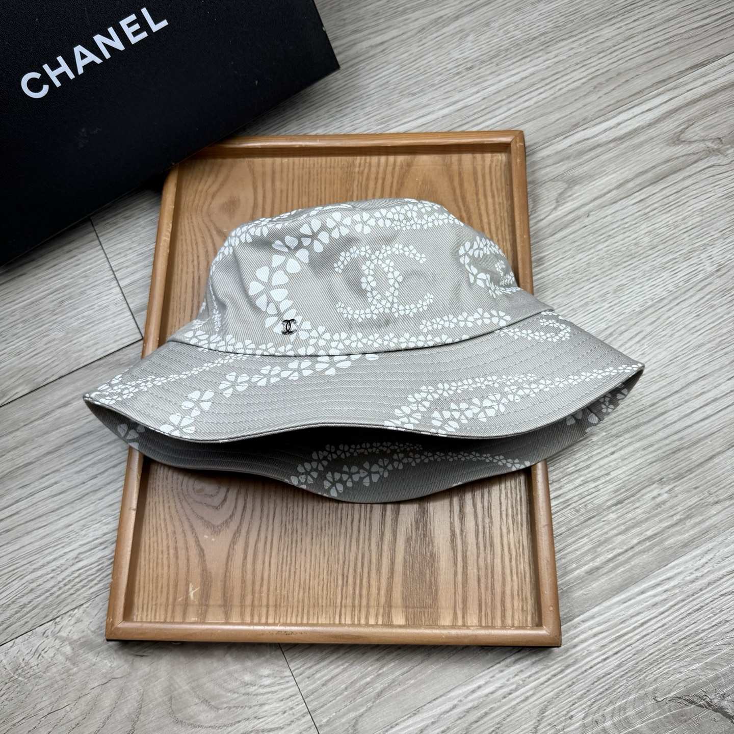 。C家。香香渔夫帽！真的是经典中的NO.1，绝美的颜色非常好搭配，不管是酷飒的风格还是温婉的长裙都非常合