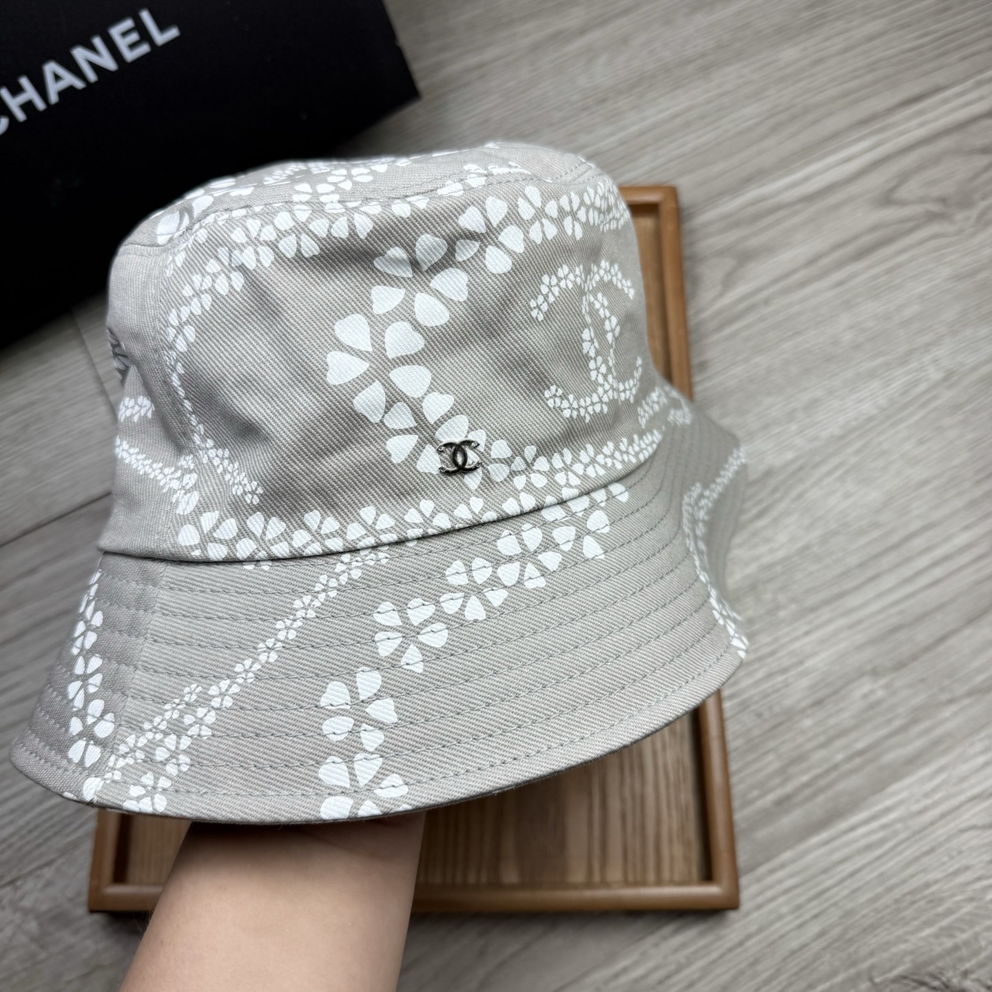 。C家。香香渔夫帽！真的是经典中的NO.1，绝美的颜色非常好搭配，不管是酷飒的风格还是温婉的长裙都非常合