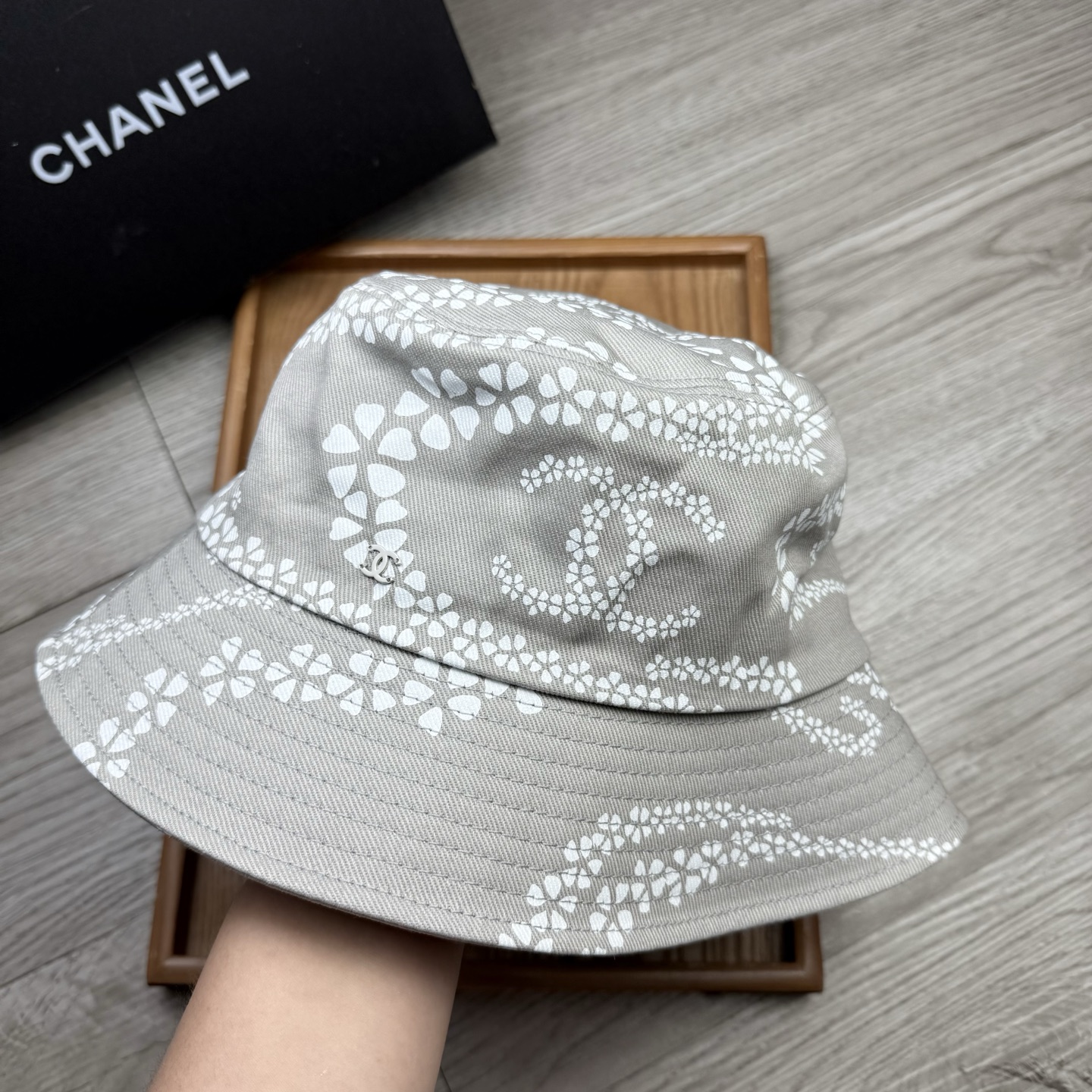 。C家。香香渔夫帽！真的是经典中的NO.1，绝美的颜色非常好搭配，不管是酷飒的风格还是温婉的长裙都非常合