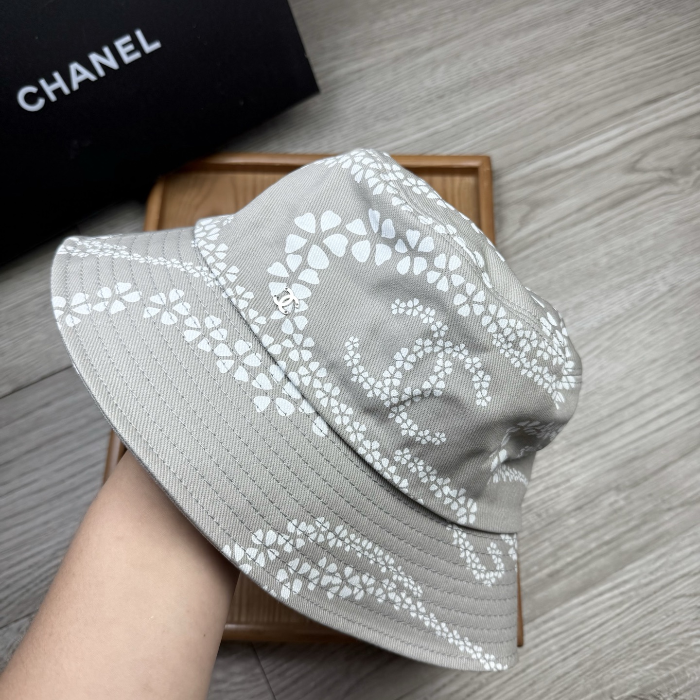 。C家。香香渔夫帽！真的是经典中的NO.1，绝美的颜色非常好搭配，不管是酷飒的风格还是温婉的长裙都非常合