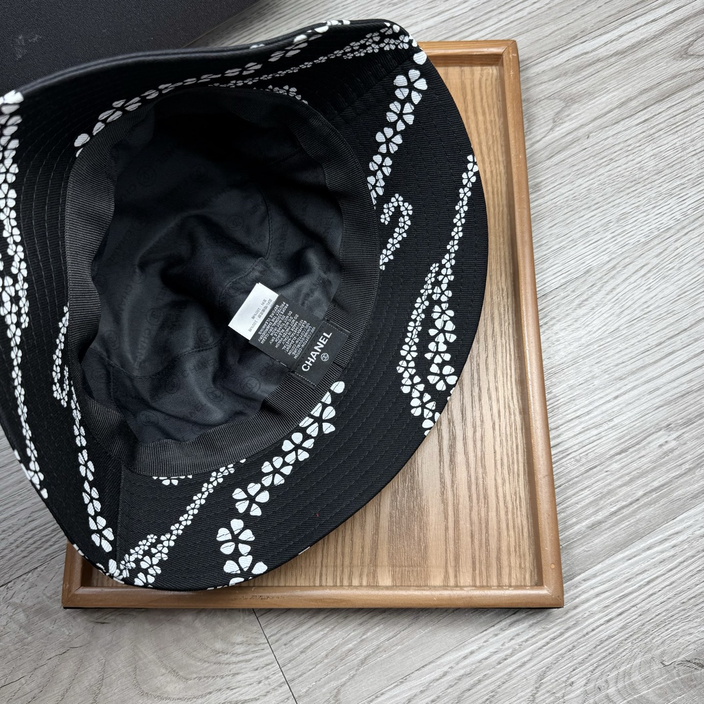 。C家。香香渔夫帽！真的是经典中的NO.1，绝美的颜色非常好搭配，不管是酷飒的风格还是温婉的长裙都非常合