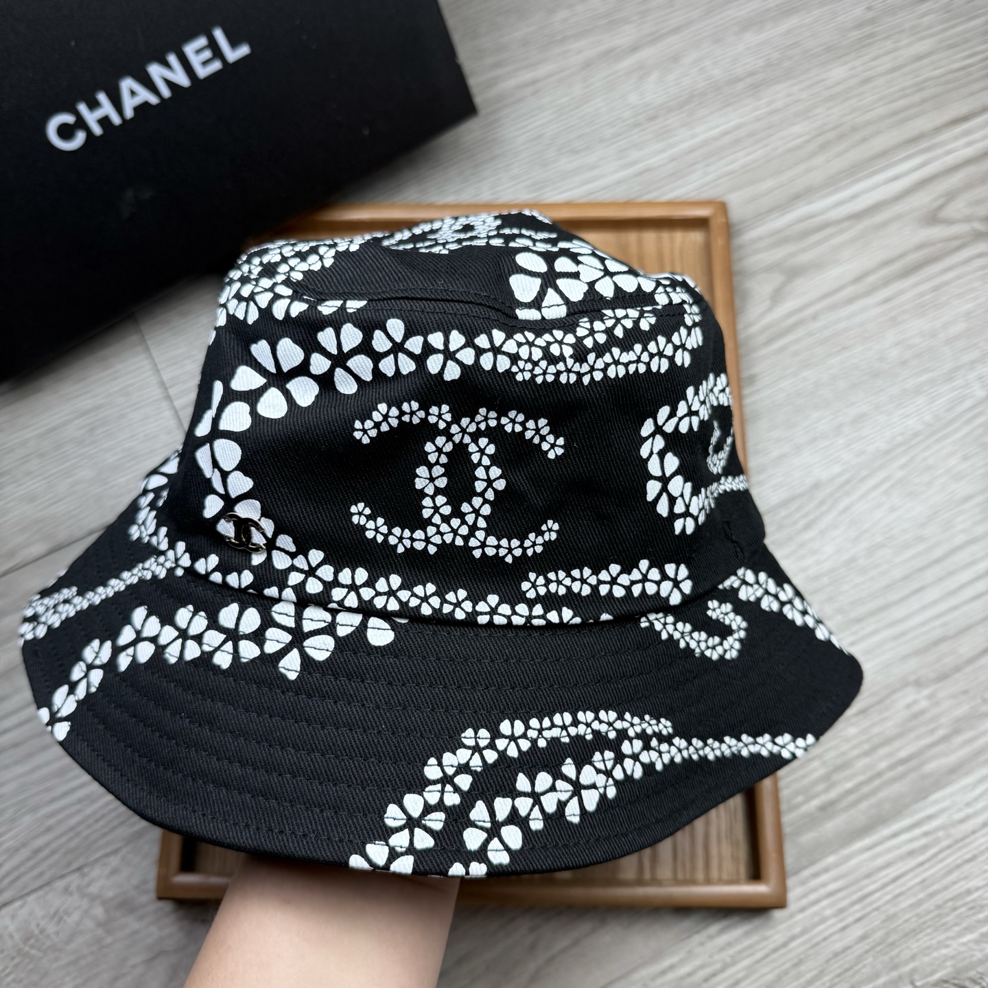 。C家。香香渔夫帽！真的是经典中的NO.1，绝美的颜色非常好搭配，不管是酷飒的风格还是温婉的长裙都非常合