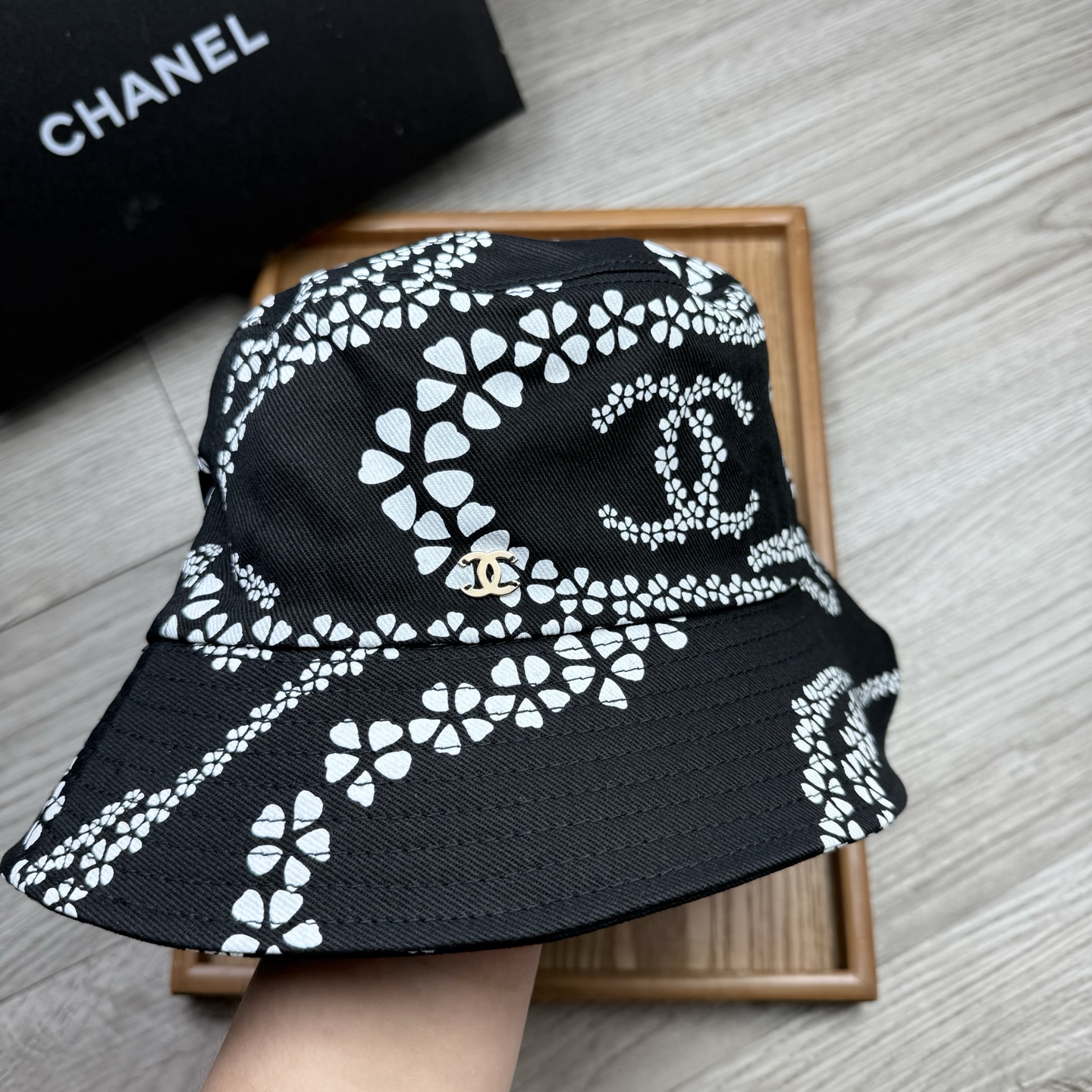 。C家。香香渔夫帽！真的是经典中的NO.1，绝美的颜色非常好搭配，不管是酷飒的风格还是温婉的长裙都非常合