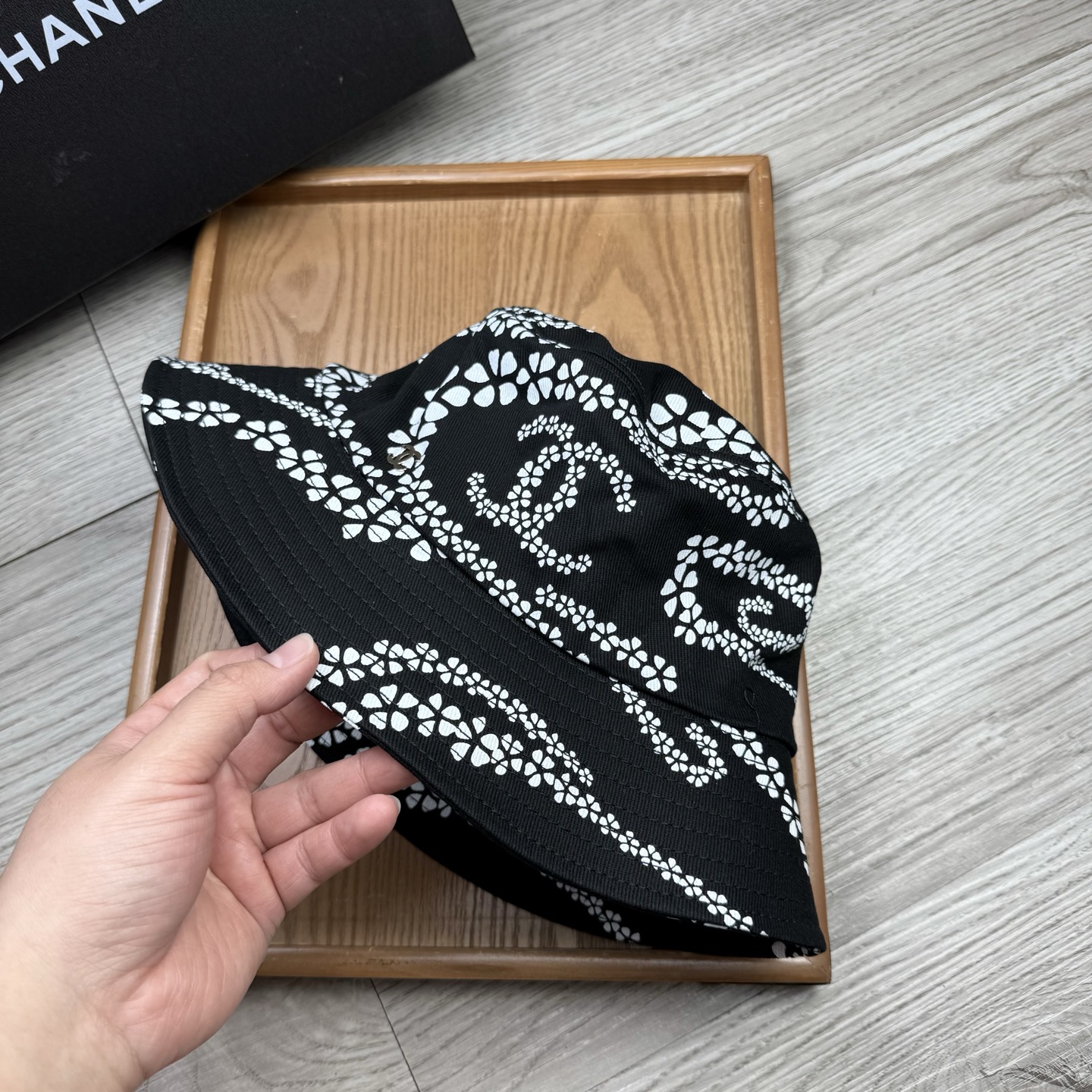 。C家。香香渔夫帽！真的是经典中的NO.1，绝美的颜色非常好搭配，不管是酷飒的风格还是温婉的长裙都非常合