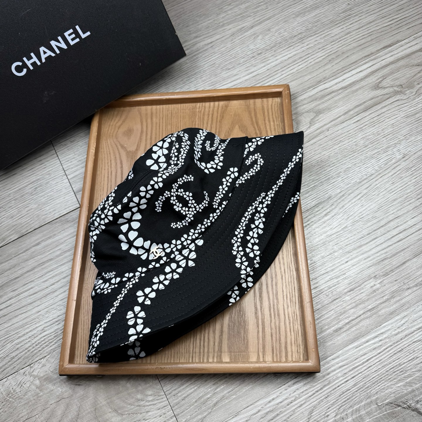 。C家。香香渔夫帽！真的是经典中的NO.1，绝美的颜色非常好搭配，不管是酷飒的风格还是温婉的长裙都非常合