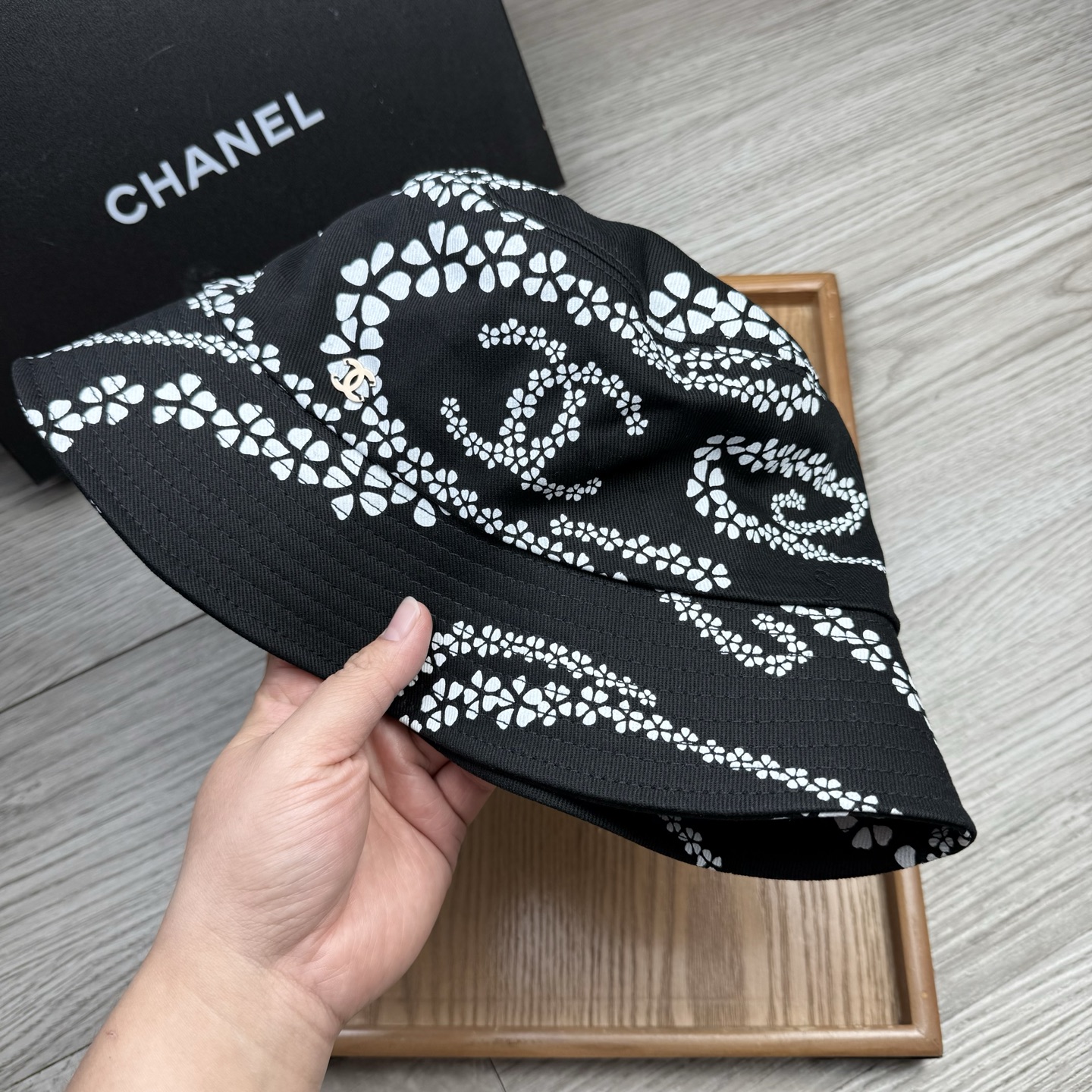 。C家。香香渔夫帽！真的是经典中的NO.1，绝美的颜色非常好搭配，不管是酷飒的风格还是温婉的长裙都非常合