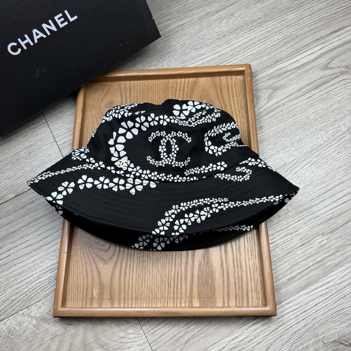 。C家。香香渔夫帽！真的是经典中的NO.1，绝美的颜色非常好搭配，不管是酷飒的风格还是温婉的长裙都非常合