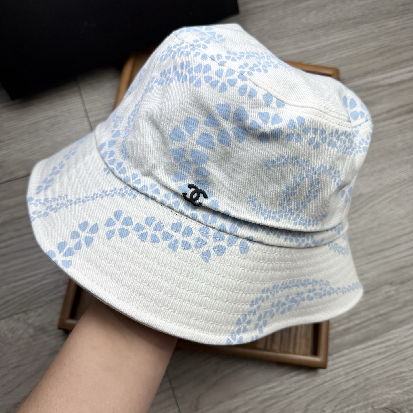 。C家。香香渔夫帽！真的是经典中的NO.1，绝美的颜色非常好搭配，不管是酷飒的风格还是温婉的长裙都非常合