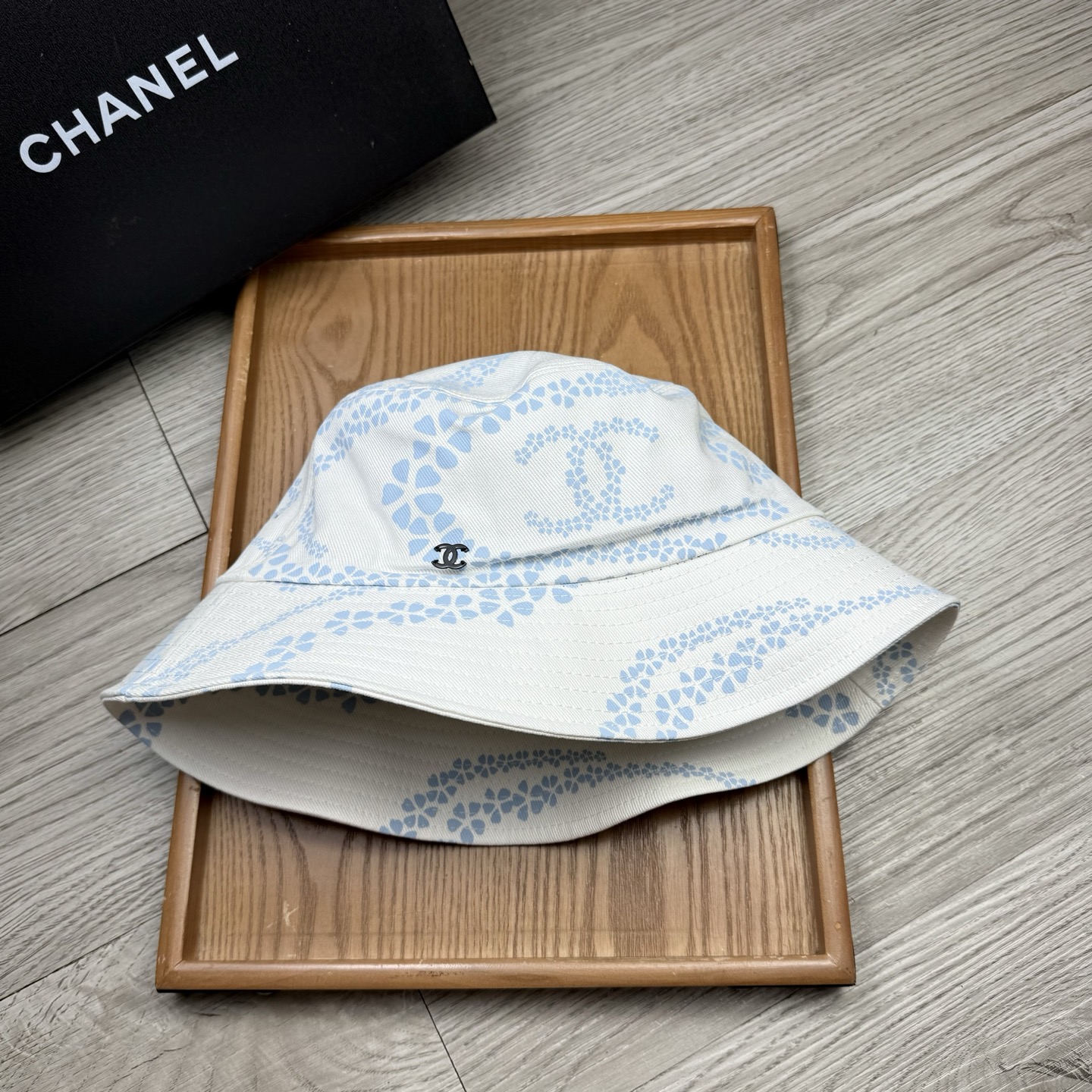 。C家。香香渔夫帽！真的是经典中的NO.1，绝美的颜色非常好搭配，不管是酷飒的风格还是温婉的长裙都非常合