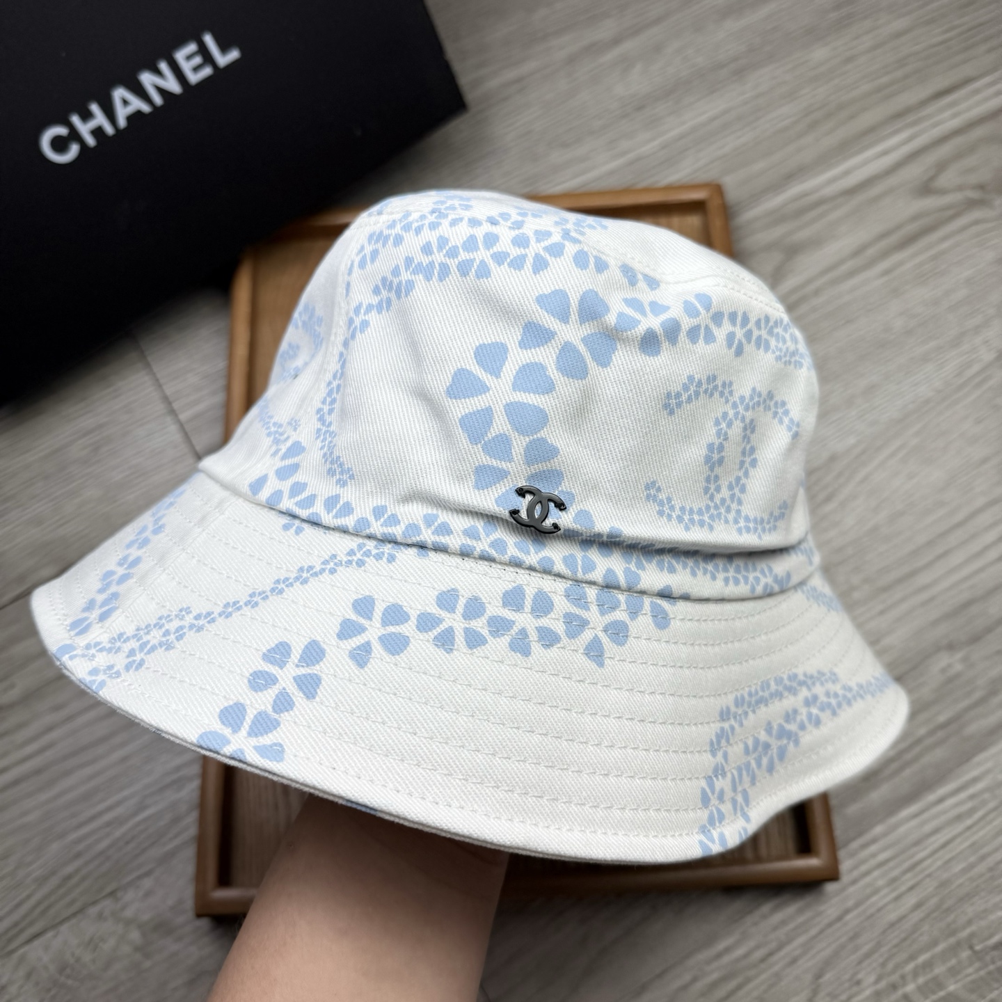 。C家。香香渔夫帽！真的是经典中的NO.1，绝美的颜色非常好搭配，不管是酷飒的风格还是温婉的长裙都非常合