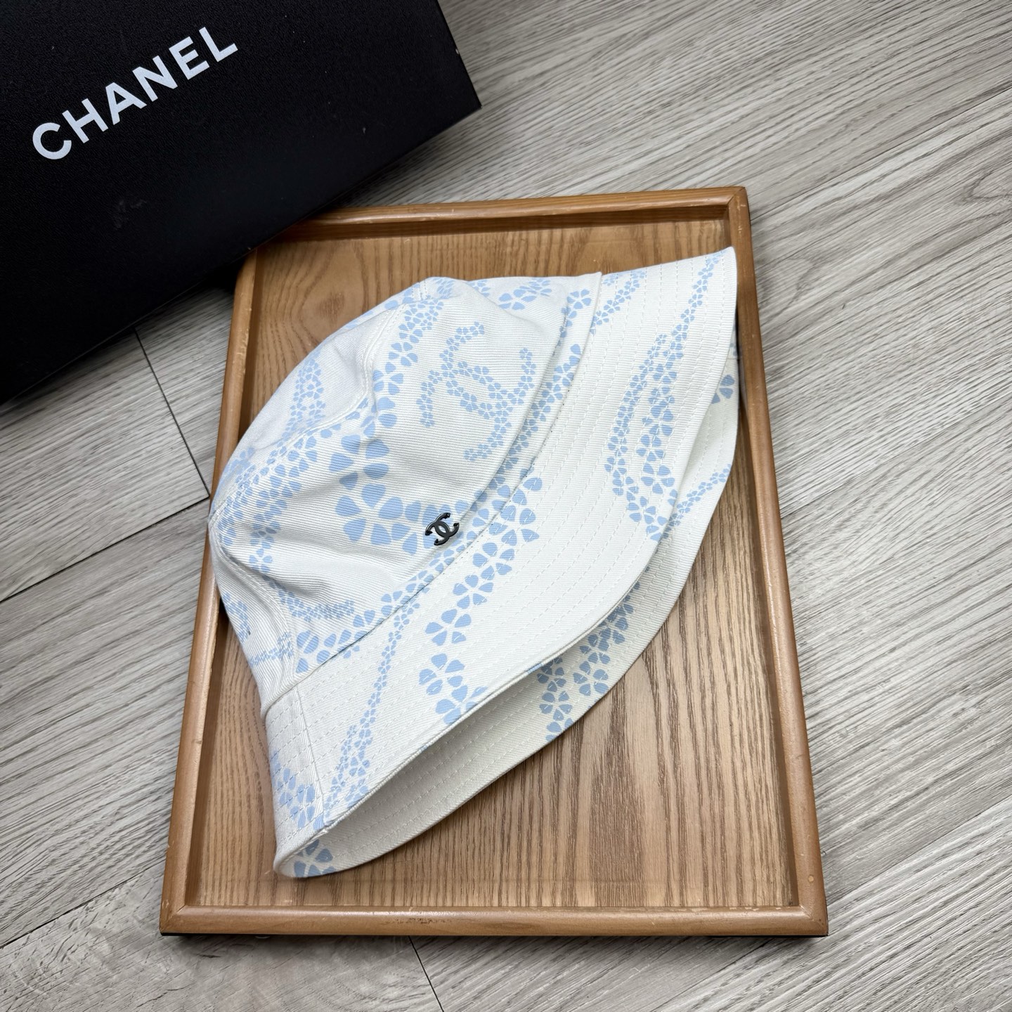 。C家。香香渔夫帽！真的是经典中的NO.1，绝美的颜色非常好搭配，不管是酷飒的风格还是温婉的长裙都非常合