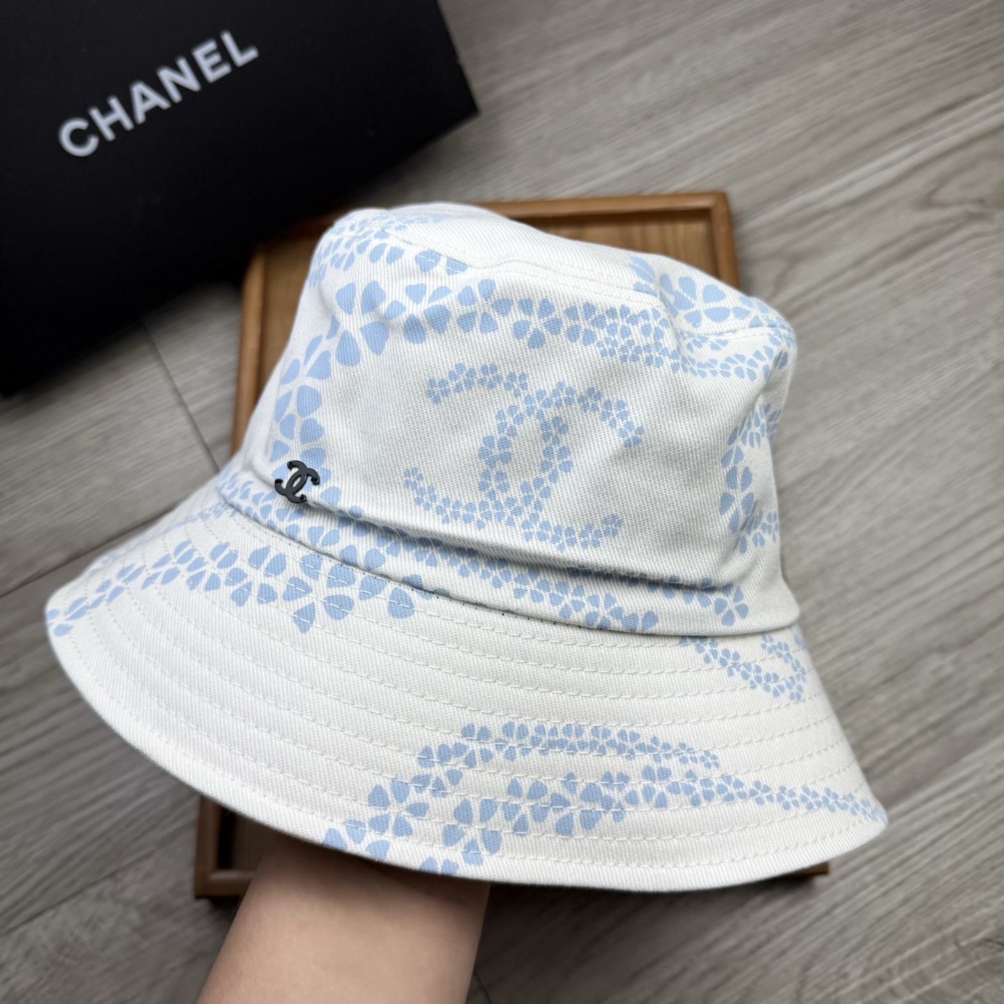 。C家。香香渔夫帽！真的是经典中的NO.1，绝美的颜色非常好搭配，不管是酷飒的风格还是温婉的长裙都非常合