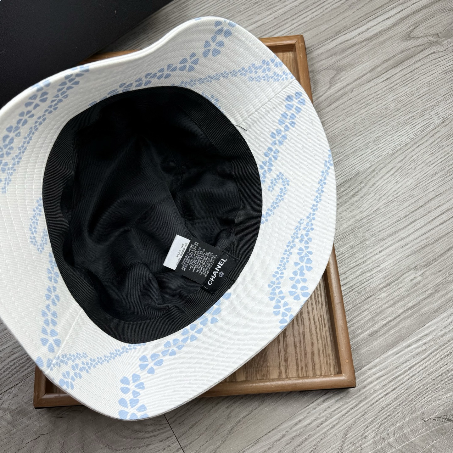 。C家。香香渔夫帽！真的是经典中的NO.1，绝美的颜色非常好搭配，不管是酷飒的风格还是温婉的长裙都非常合