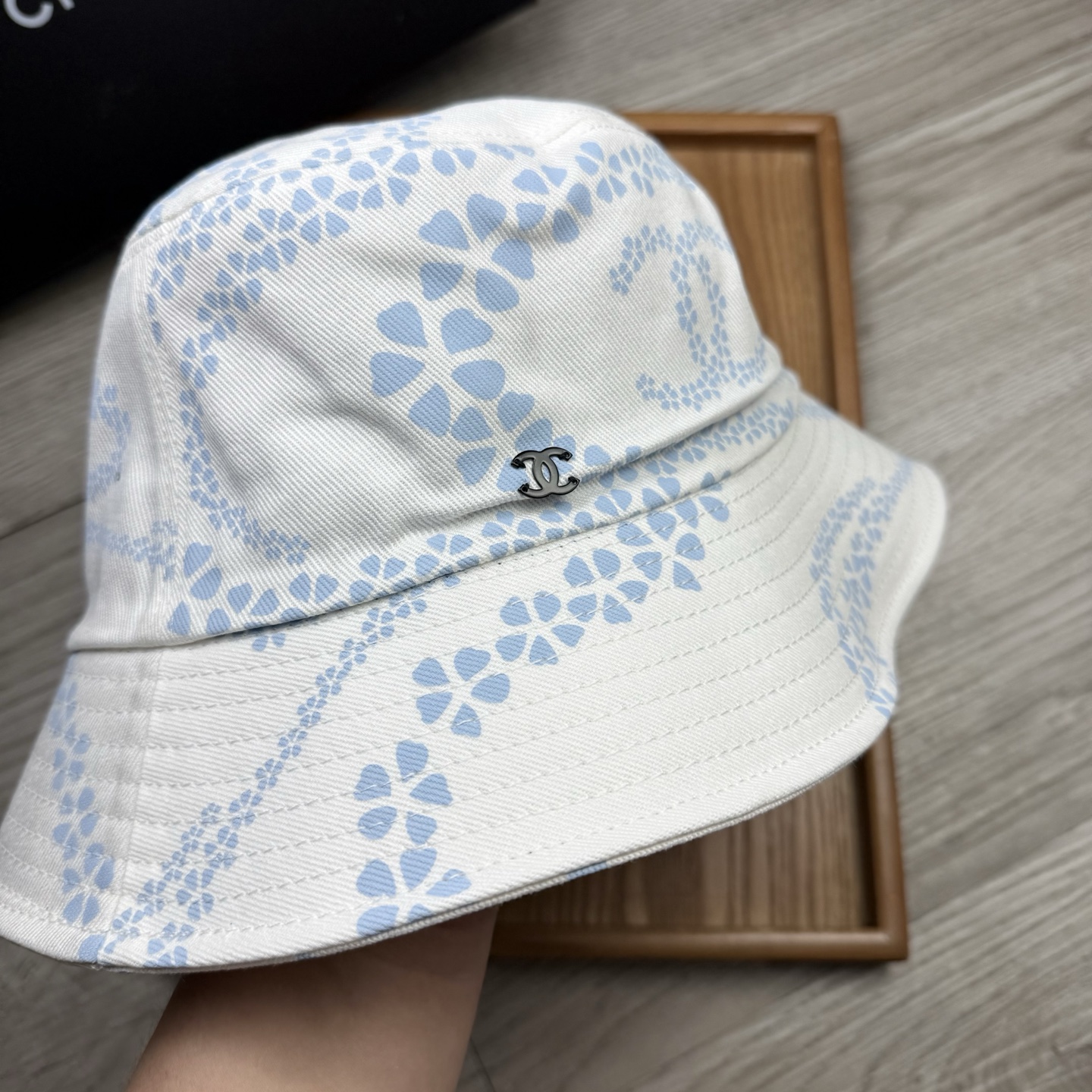 。C家。香香渔夫帽！真的是经典中的NO.1，绝美的颜色非常好搭配，不管是酷飒的风格还是温婉的长裙都非常合