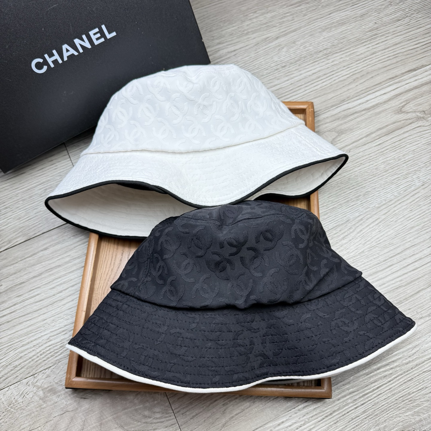 NO:365907,Special offer.C home. Xiangxiang Fisherman's hat!  It is really NO.1 in the classic. The beautiful colors are very easy to match. Whether it is the cool style or the gentle long skirt, it is very suitable!  The number one trend of hats this year is definitely the fisherman’s hat!  This year's fisherman's hats are full of charm!  Authentic mold opening, very versatile, universal for both men and women!  Dear ones, please see the details!  The car line is neat!  High temperature printing!  Breathable and comfortable inner!  The color matching is simple and elegant!  !  Hat fisherman hat baseball hat knit hat, hat, chanel, espadrilles, skirts, hats特价.C家.香香渔夫帽！真的是经典中的NO.1,绝美的颜色非常好搭配,不管是酷飒的风格还是温婉的长裙都非常合适！今年帽子第一流行趋势绝对是渔夫帽！今年的渔夫帽满目玲琅！正品开模、非常百搭、男女通用！亲们可以看细节！车线整齐！高温印花！透气舒适内里！颜色搭配简约大方！！帽子渔夫帽棒球帽针织帽,帽子,chanel,espadrilles,skirts,hats,hat