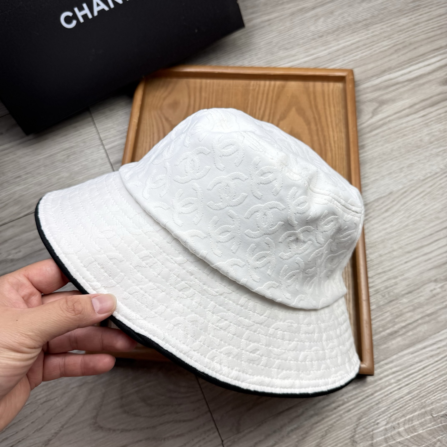 。C家。香香渔夫帽！真的是经典中的NO.1，绝美的颜色非常好搭配，不管是酷飒的风格还是温婉的长裙都非常合