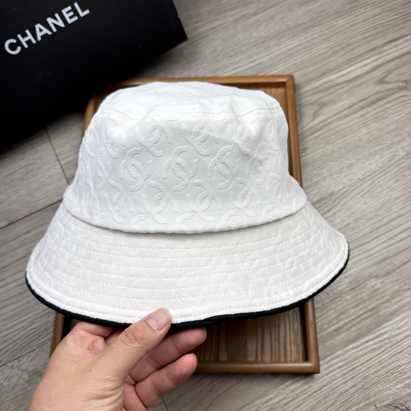 。C家。香香渔夫帽！真的是经典中的NO.1，绝美的颜色非常好搭配，不管是酷飒的风格还是温婉的长裙都非常合