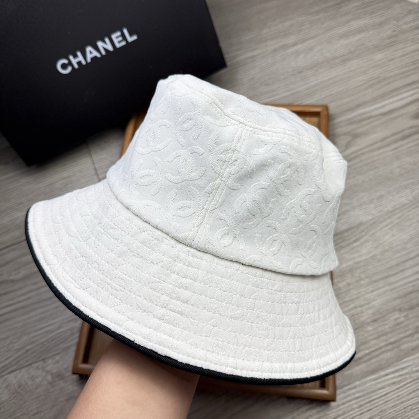 。C家。香香渔夫帽！真的是经典中的NO.1，绝美的颜色非常好搭配，不管是酷飒的风格还是温婉的长裙都非常合