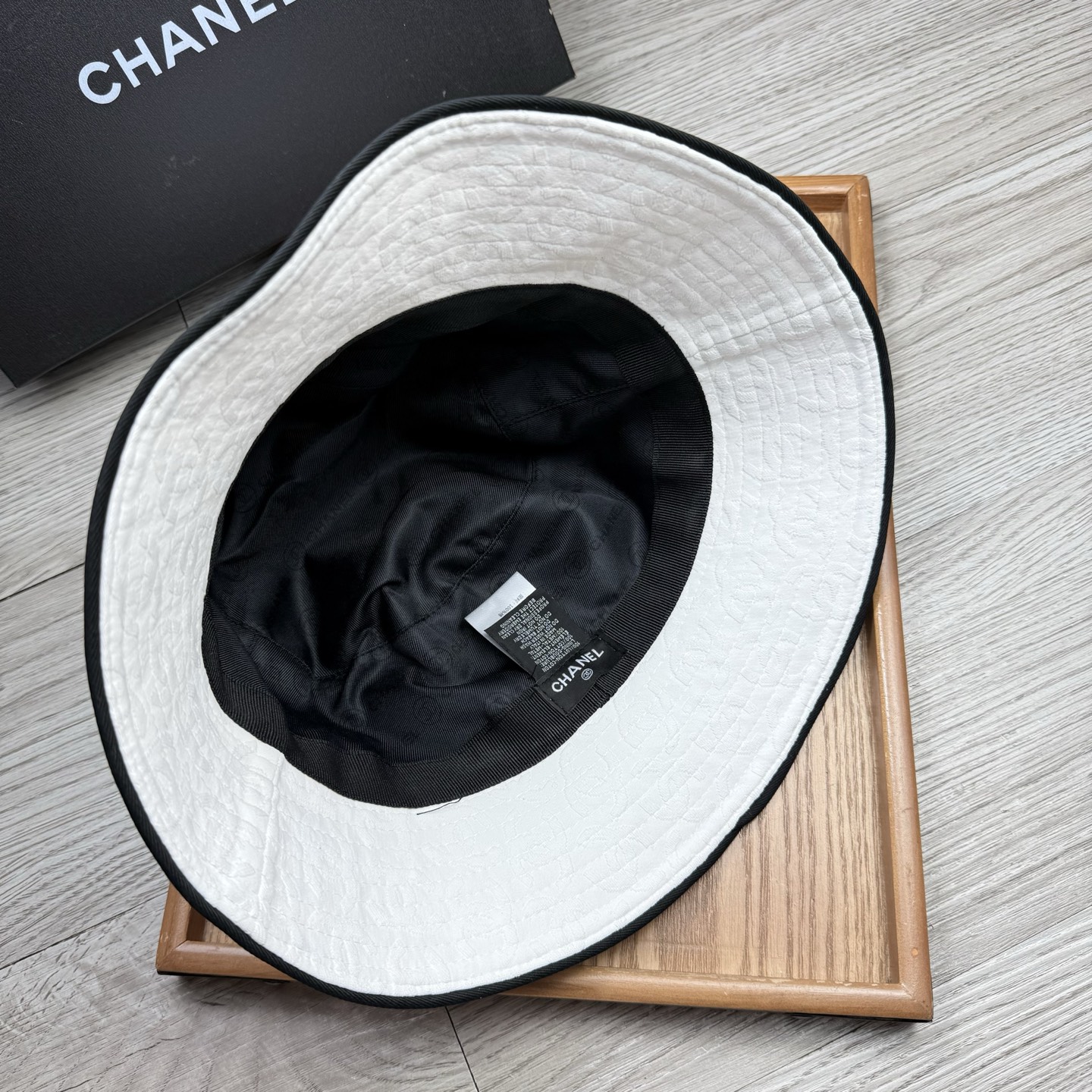 。C家。香香渔夫帽！真的是经典中的NO.1，绝美的颜色非常好搭配，不管是酷飒的风格还是温婉的长裙都非常合