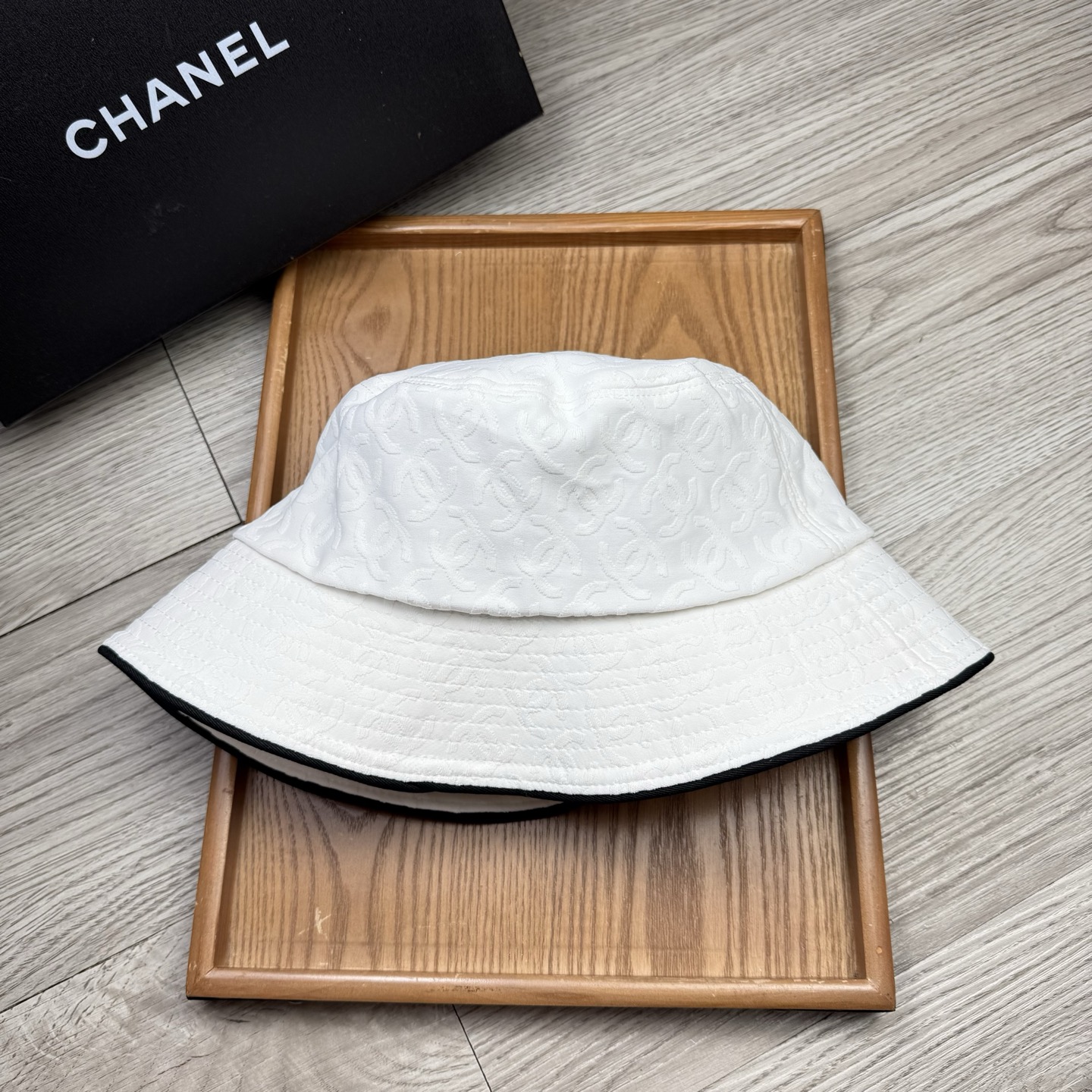 。C家。香香渔夫帽！真的是经典中的NO.1，绝美的颜色非常好搭配，不管是酷飒的风格还是温婉的长裙都非常合