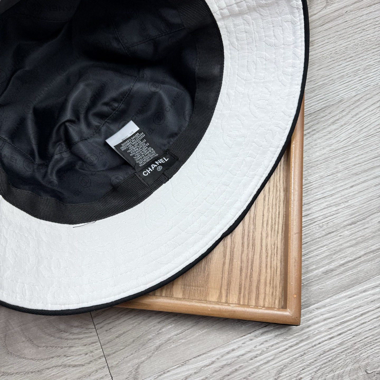 。C家。香香渔夫帽！真的是经典中的NO.1，绝美的颜色非常好搭配，不管是酷飒的风格还是温婉的长裙都非常合