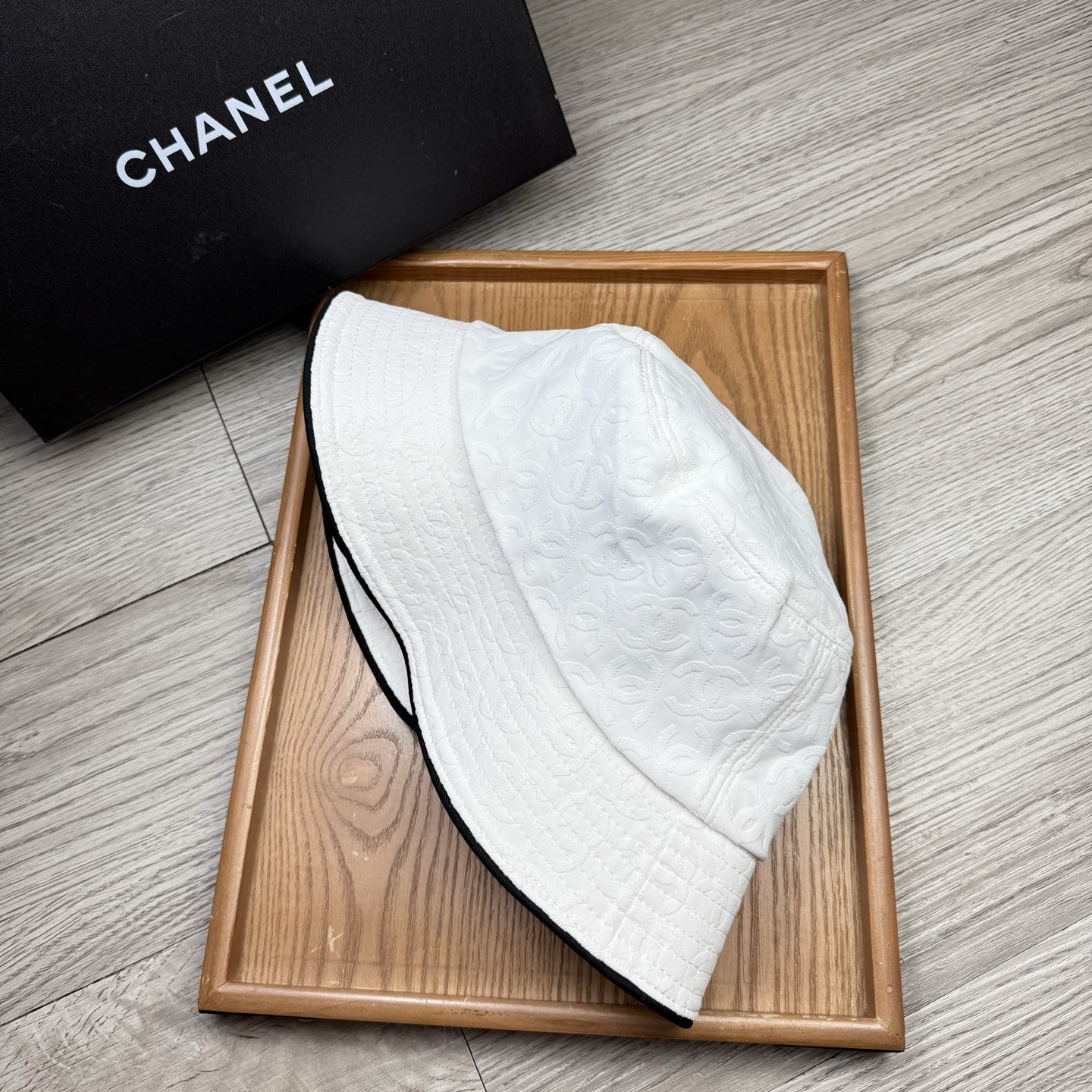 。C家。香香渔夫帽！真的是经典中的NO.1，绝美的颜色非常好搭配，不管是酷飒的风格还是温婉的长裙都非常合